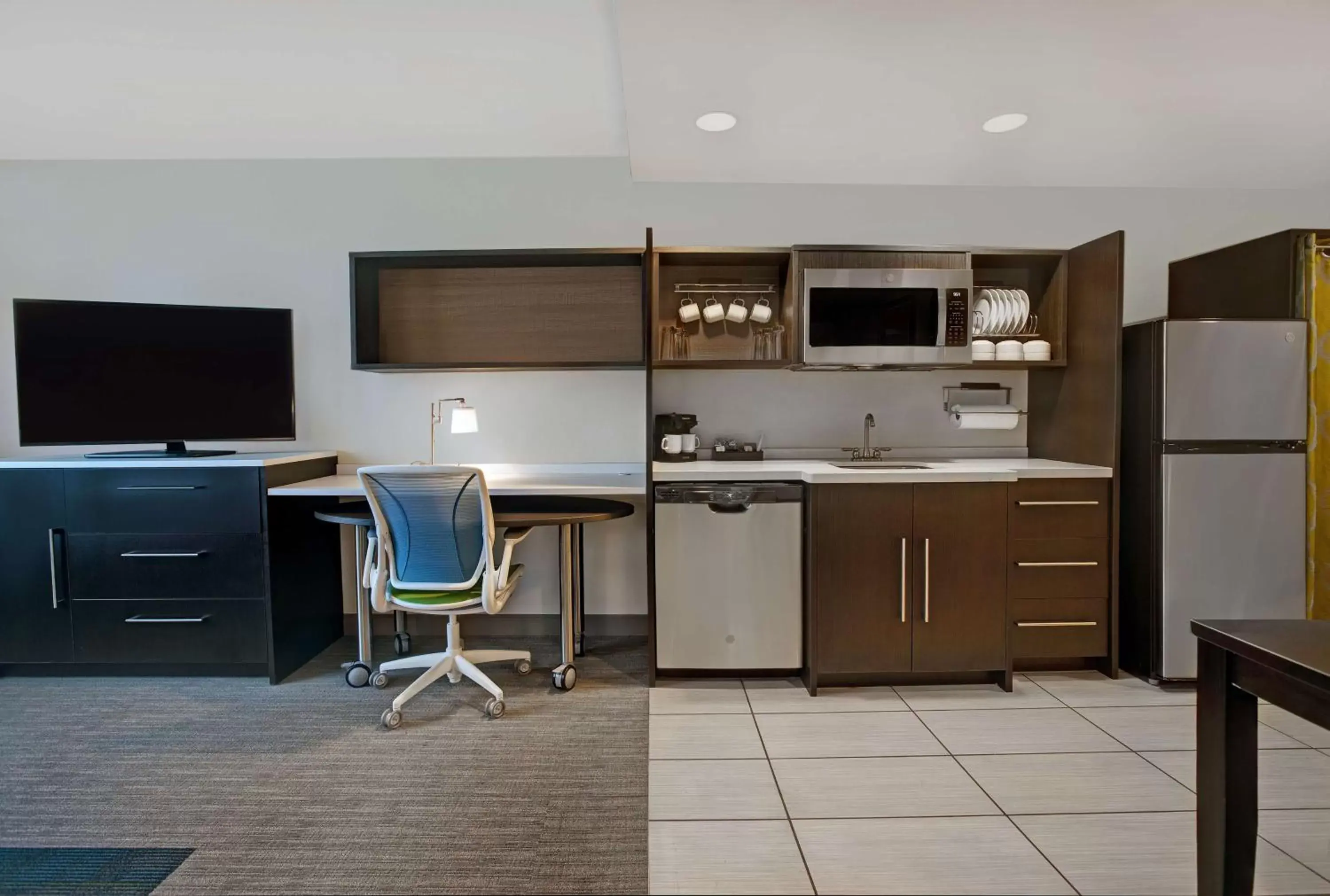 Kitchen or kitchenette, Kitchen/Kitchenette in Home2 Suites By Hilton Asheville Airport