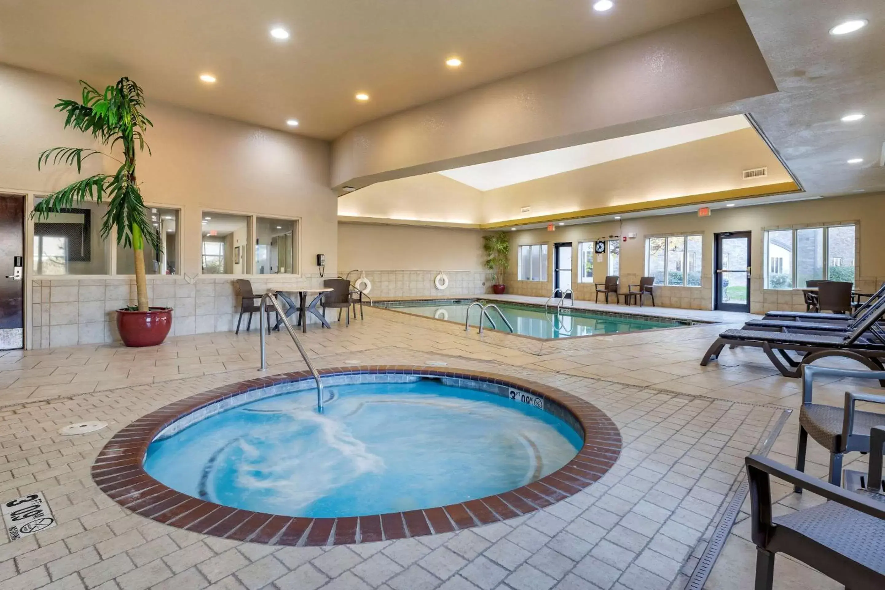 Activities, Swimming Pool in Comfort Inn Bentonville - Crystal Bridges