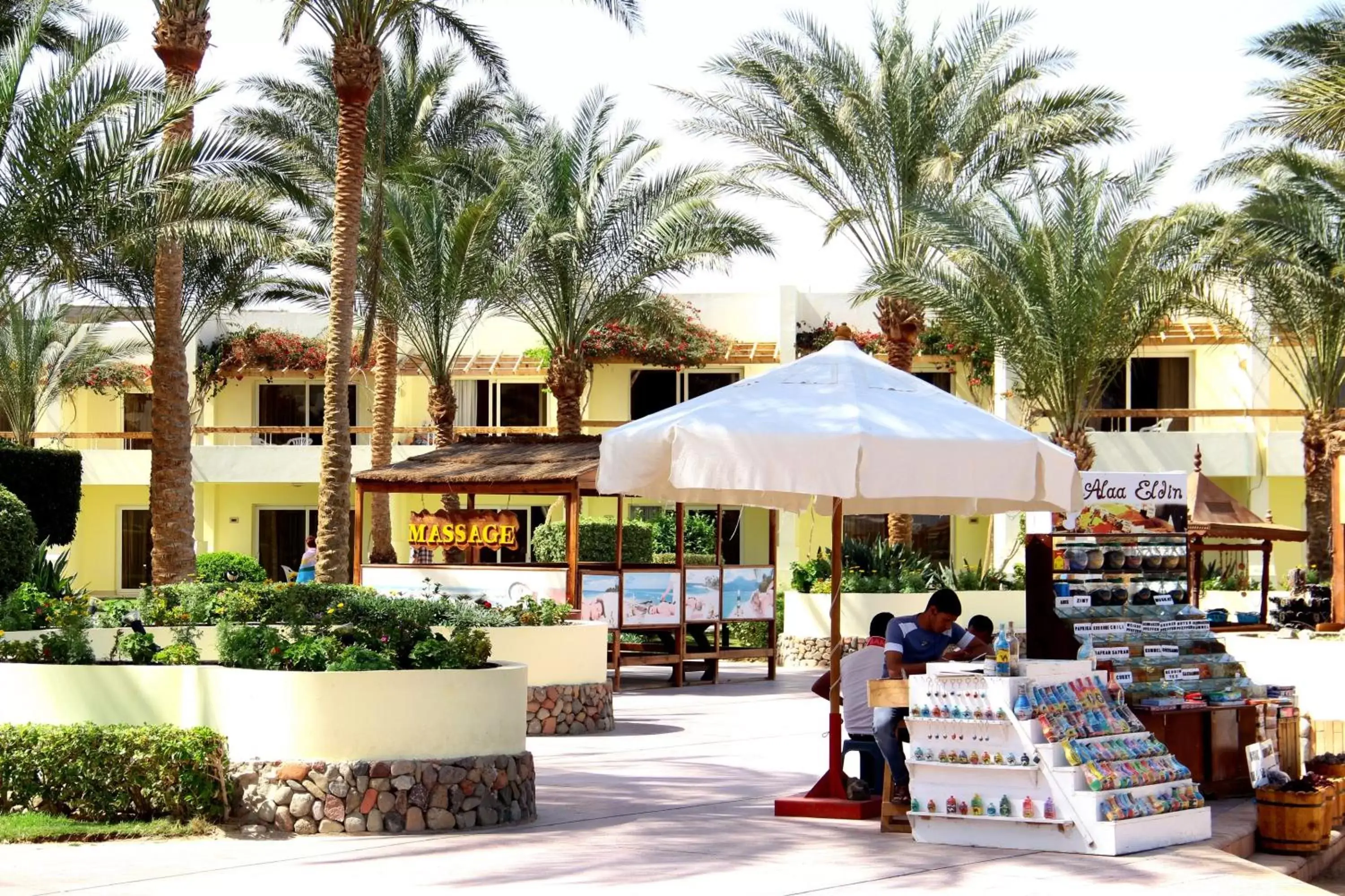 On-site shops, Restaurant/Places to Eat in Palm Beach Resort Families and Couples only