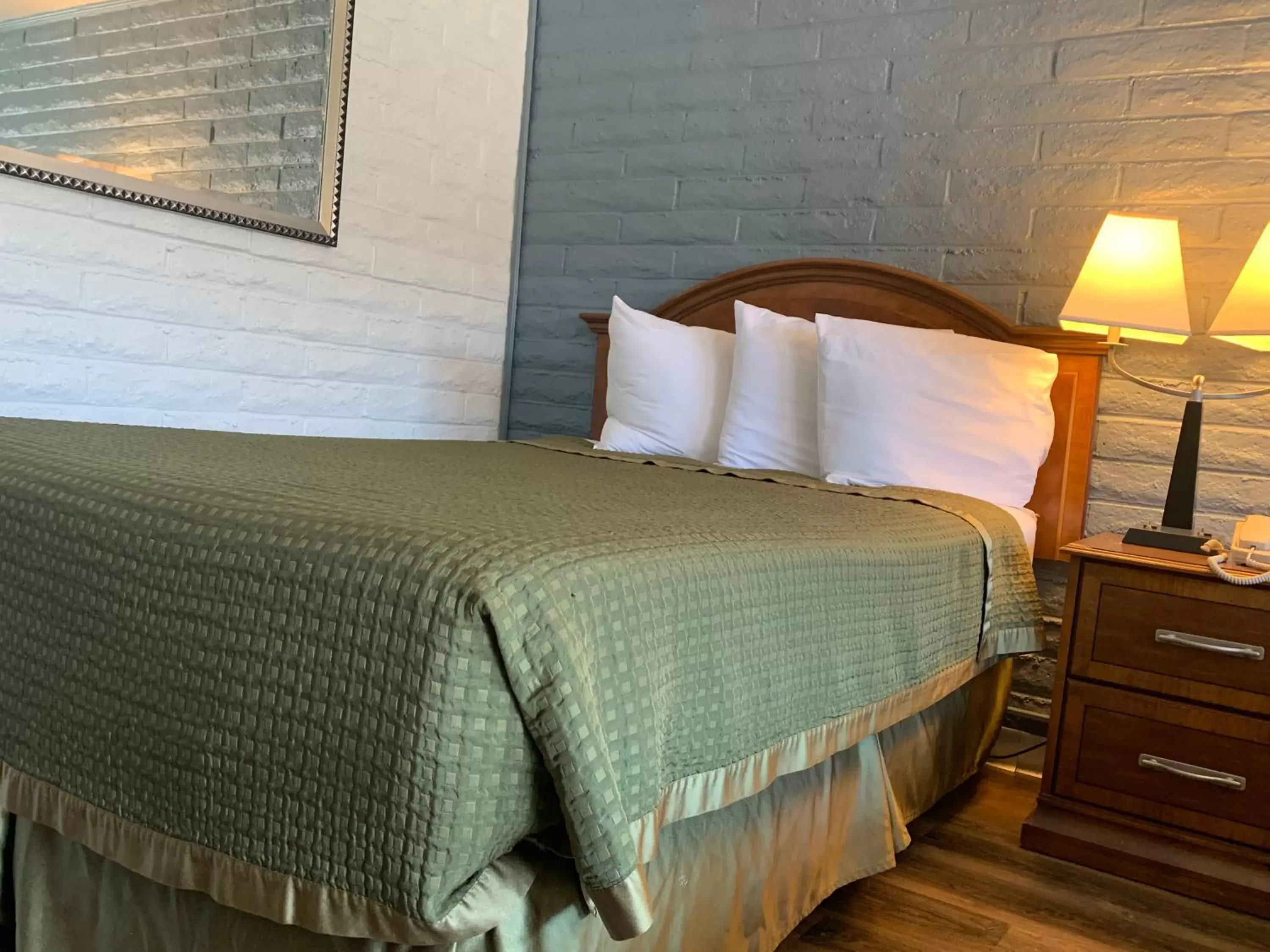 Bed in Hitching Post Studios Inn
