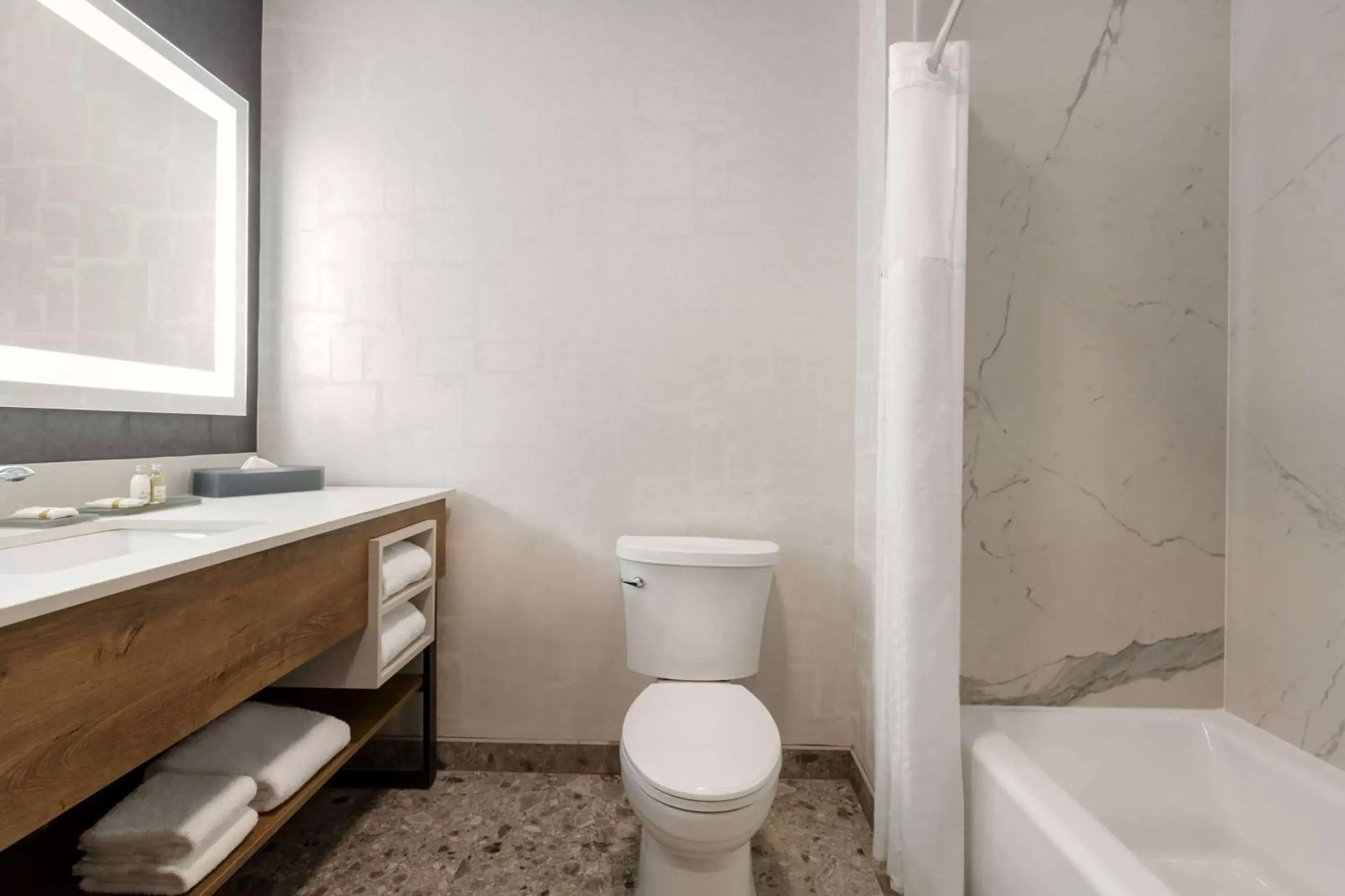 Bathroom in La Quinta Inn & Suites by Wyndham Santa Rosa Sonoma