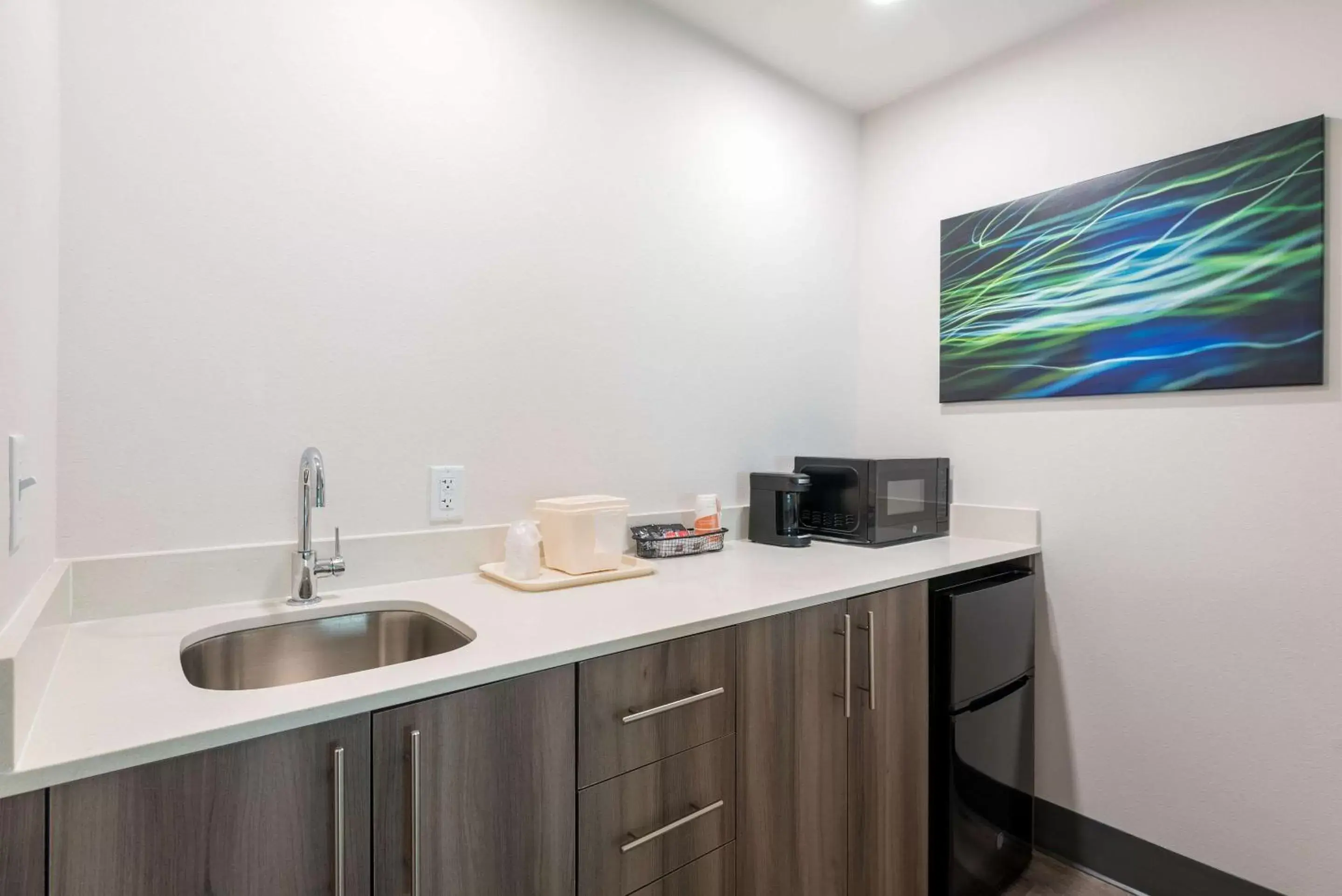 Bedroom, Kitchen/Kitchenette in Comfort Suites Colorado Springs East -Medical Center Area