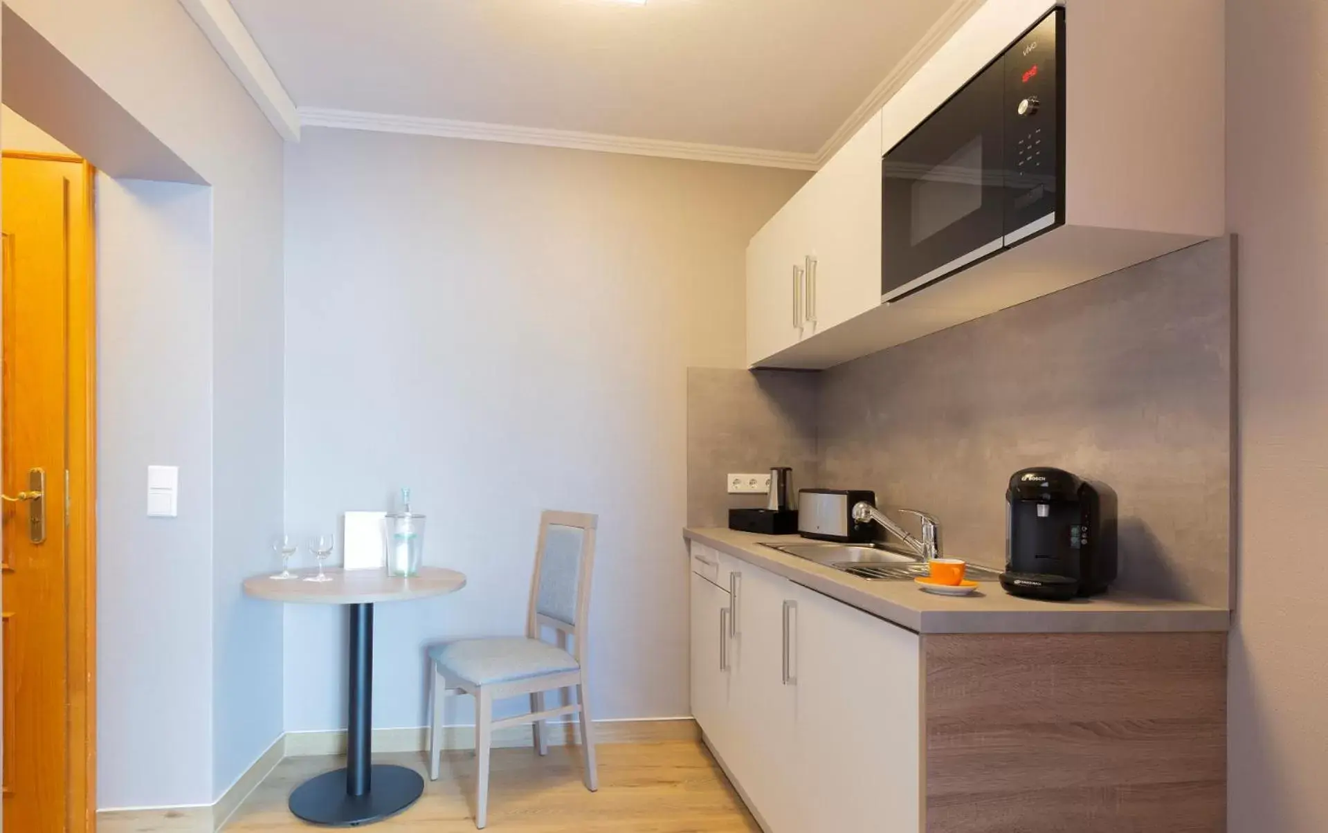 Coffee/tea facilities, Kitchen/Kitchenette in Mercure Mainz City Center