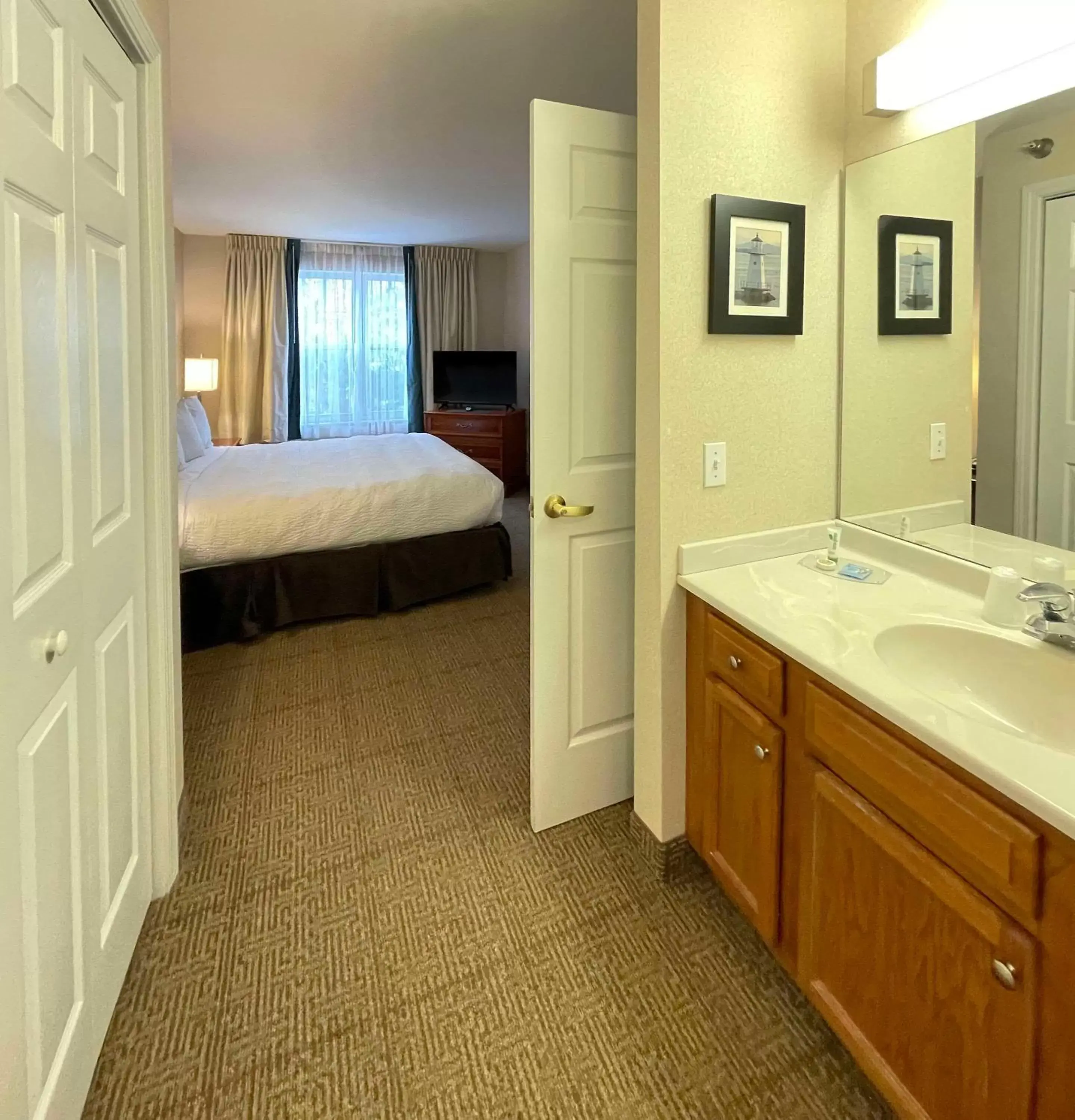 Bedroom, Bathroom in Smart Suites, Ascend Hotel Collection