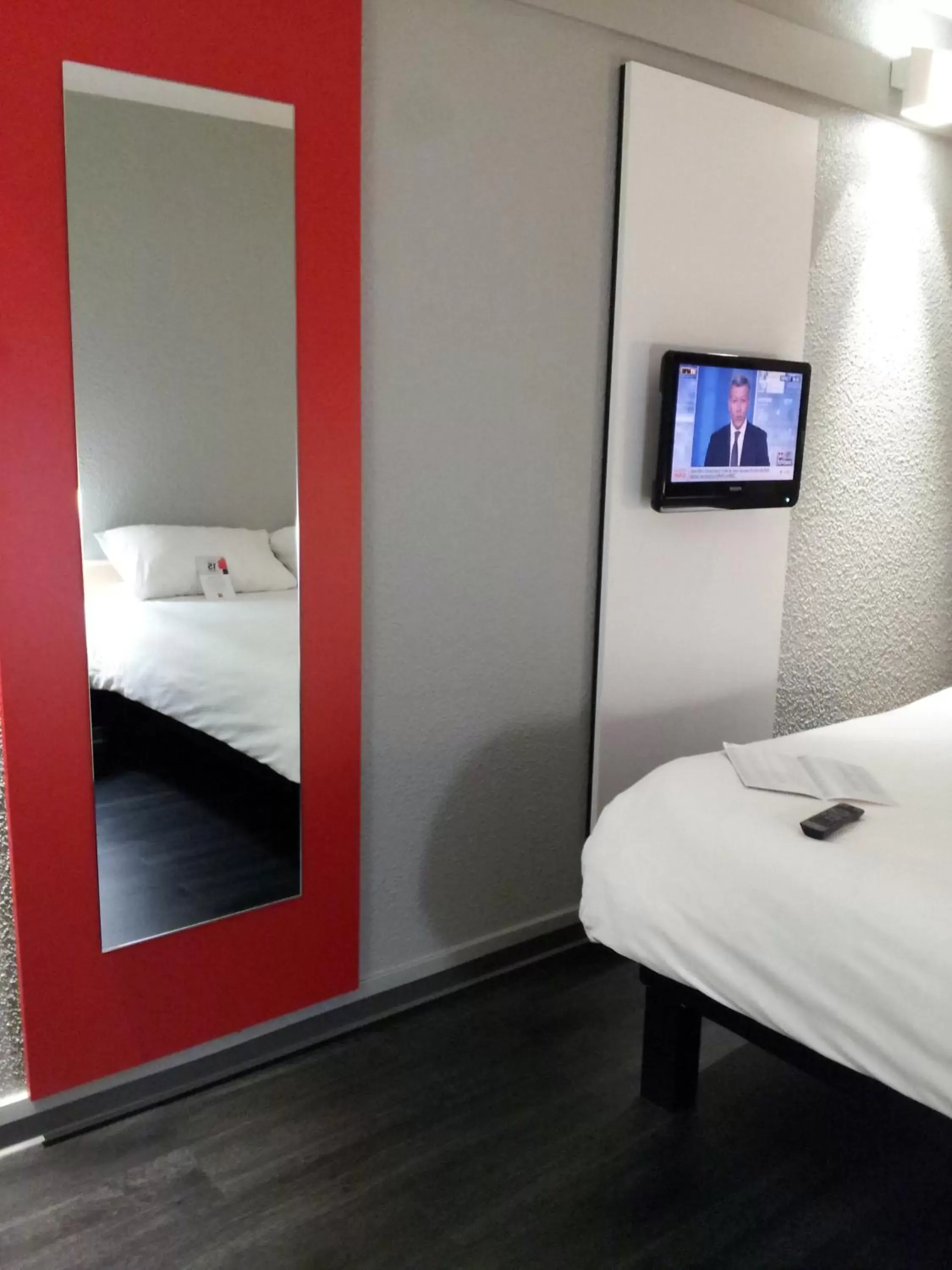 Bedroom, Bed in ibis Saint Dizier