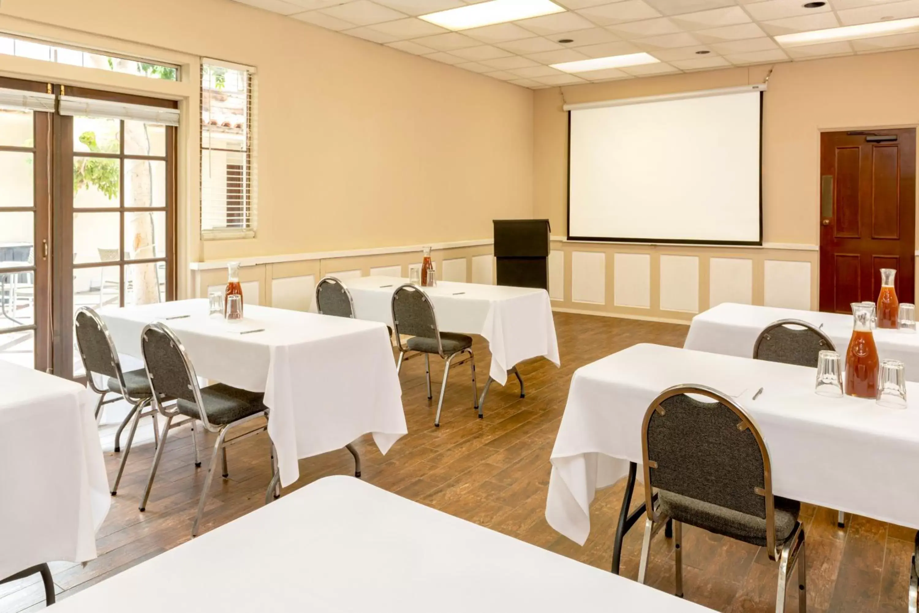 Meeting/conference room in Clocktower Inn Ventura