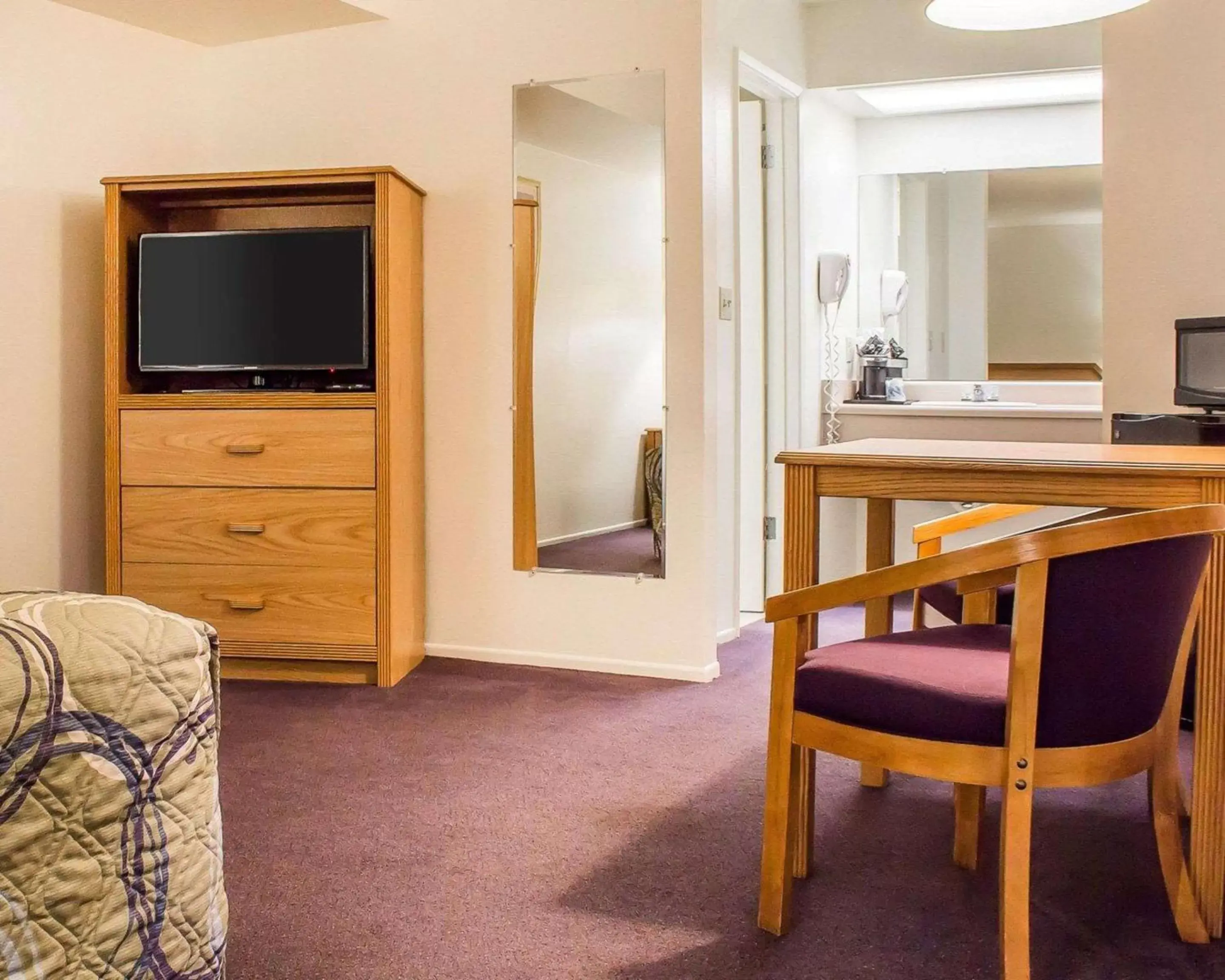 Photo of the whole room, TV/Entertainment Center in Rodeway Inn Silver Creek Inn