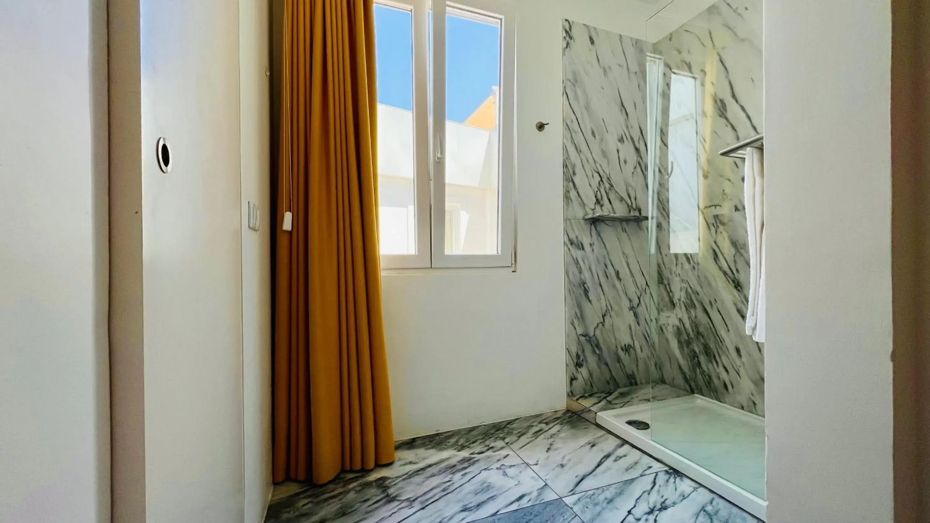 Bathroom, Bed in Quinta Colina by Shiadu