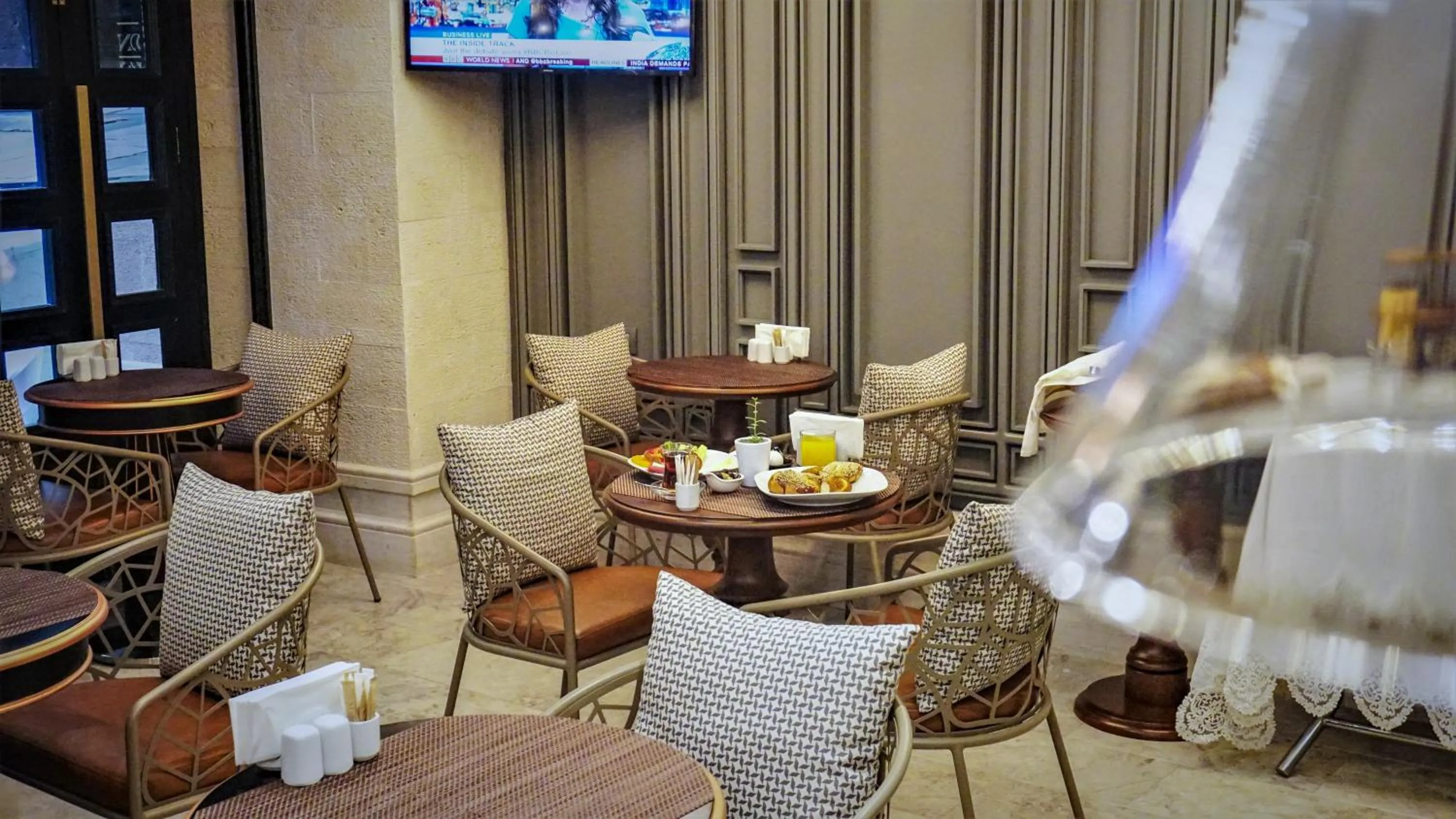 Restaurant/places to eat in Maroon Tomtom