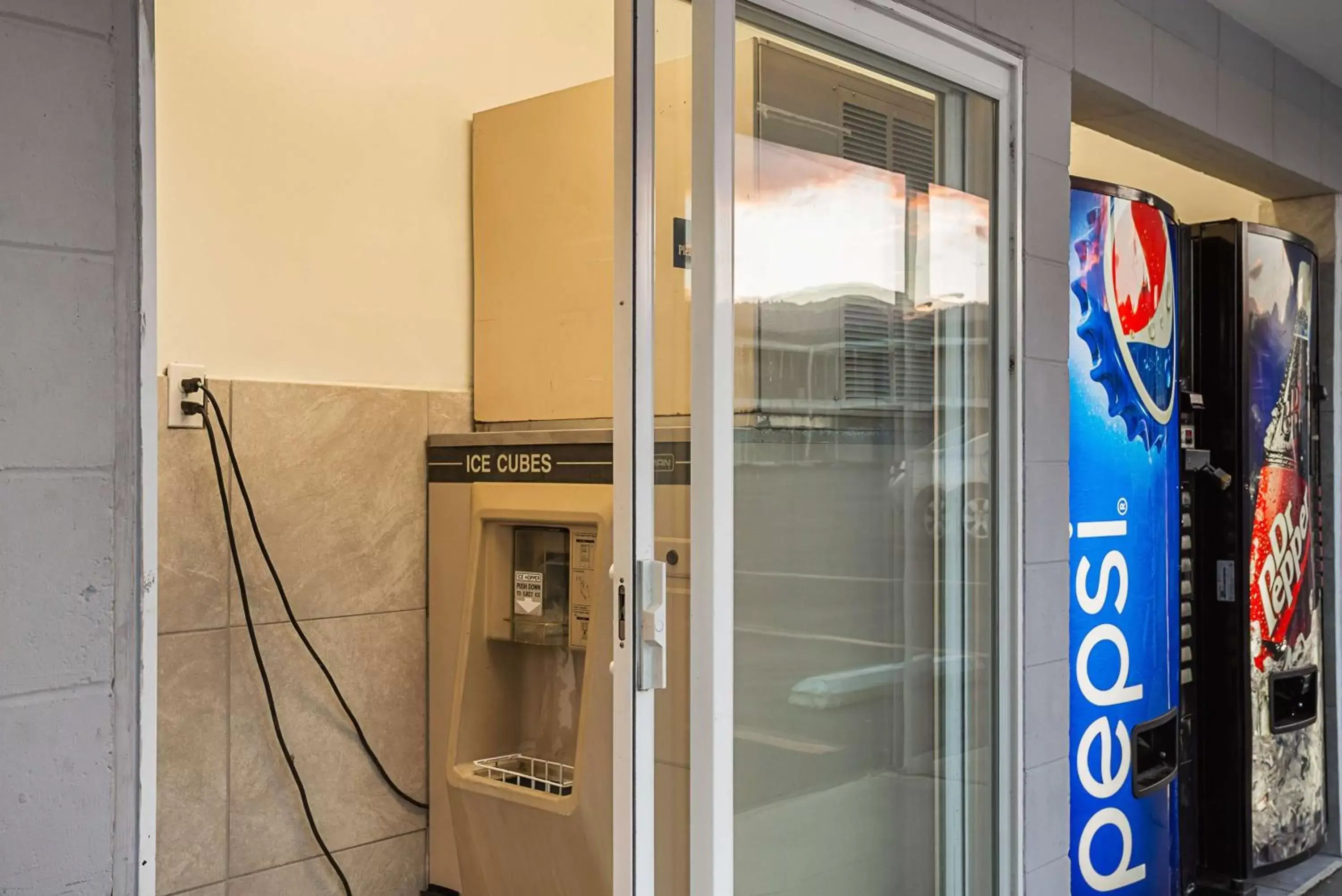 Photo of the whole room, Facade/Entrance in Motel 6-Wenatchee, WA