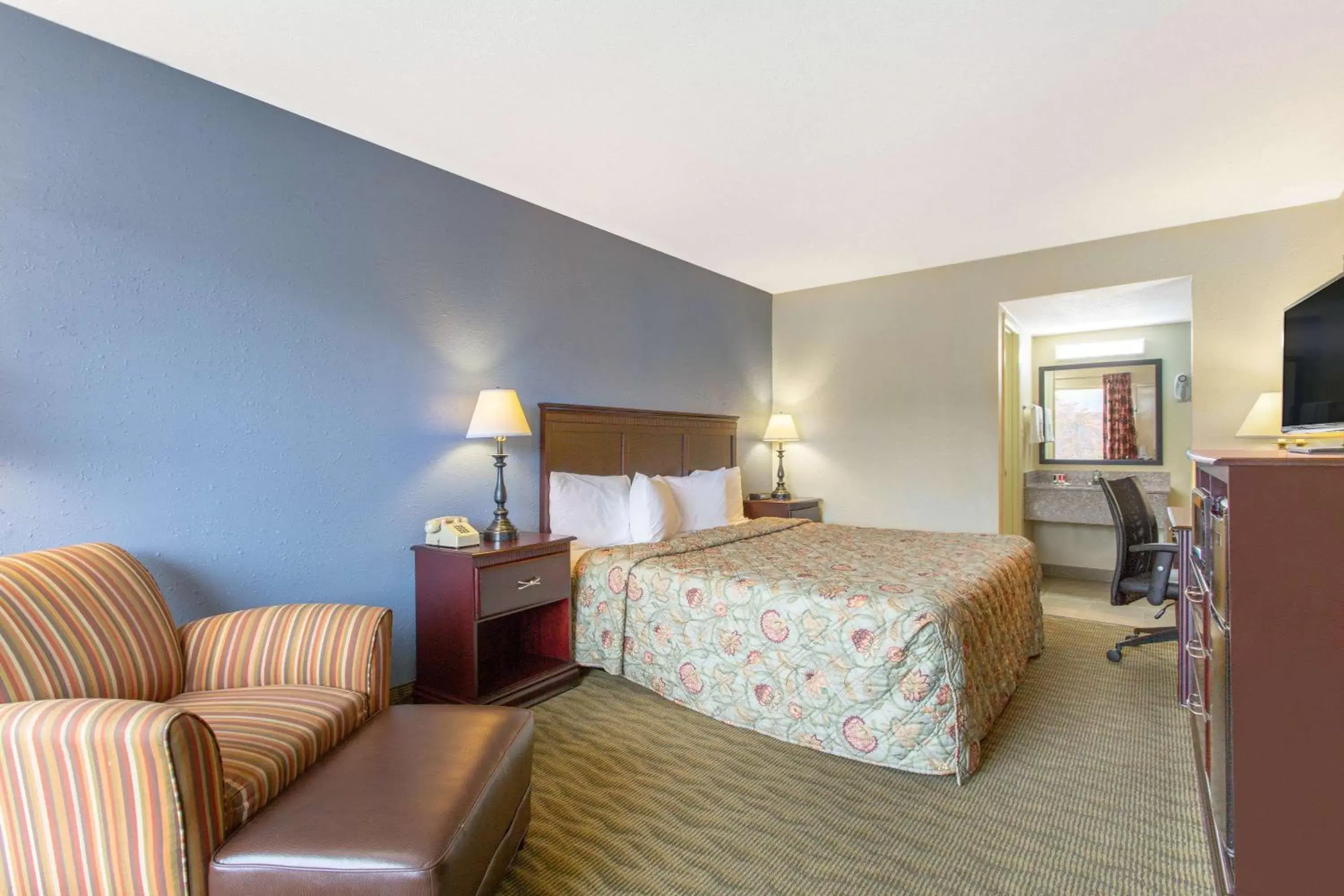 Photo of the whole room, Bed in Days Inn by Wyndham Lexington