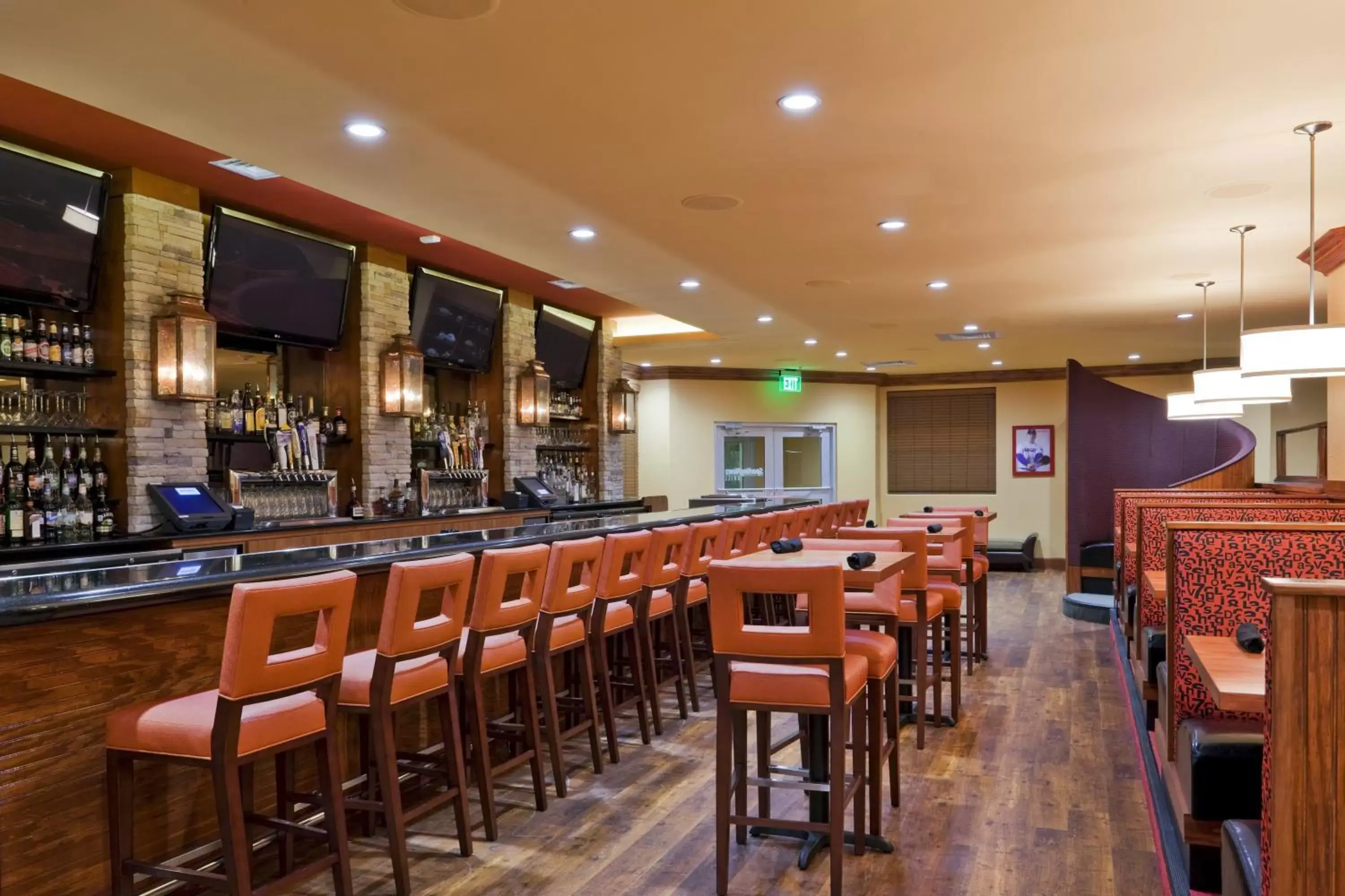 Lounge or bar, Restaurant/Places to Eat in Holiday Inn San Antonio Northwest- SeaWorld Area, an IHG Hotel