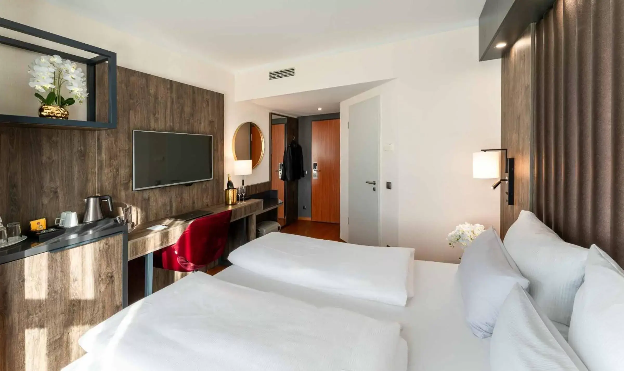 TV and multimedia, Bed in PLAZA Premium Karlsruhe TV and multimedia, Bed in PLAZA Premium Karlsruhe