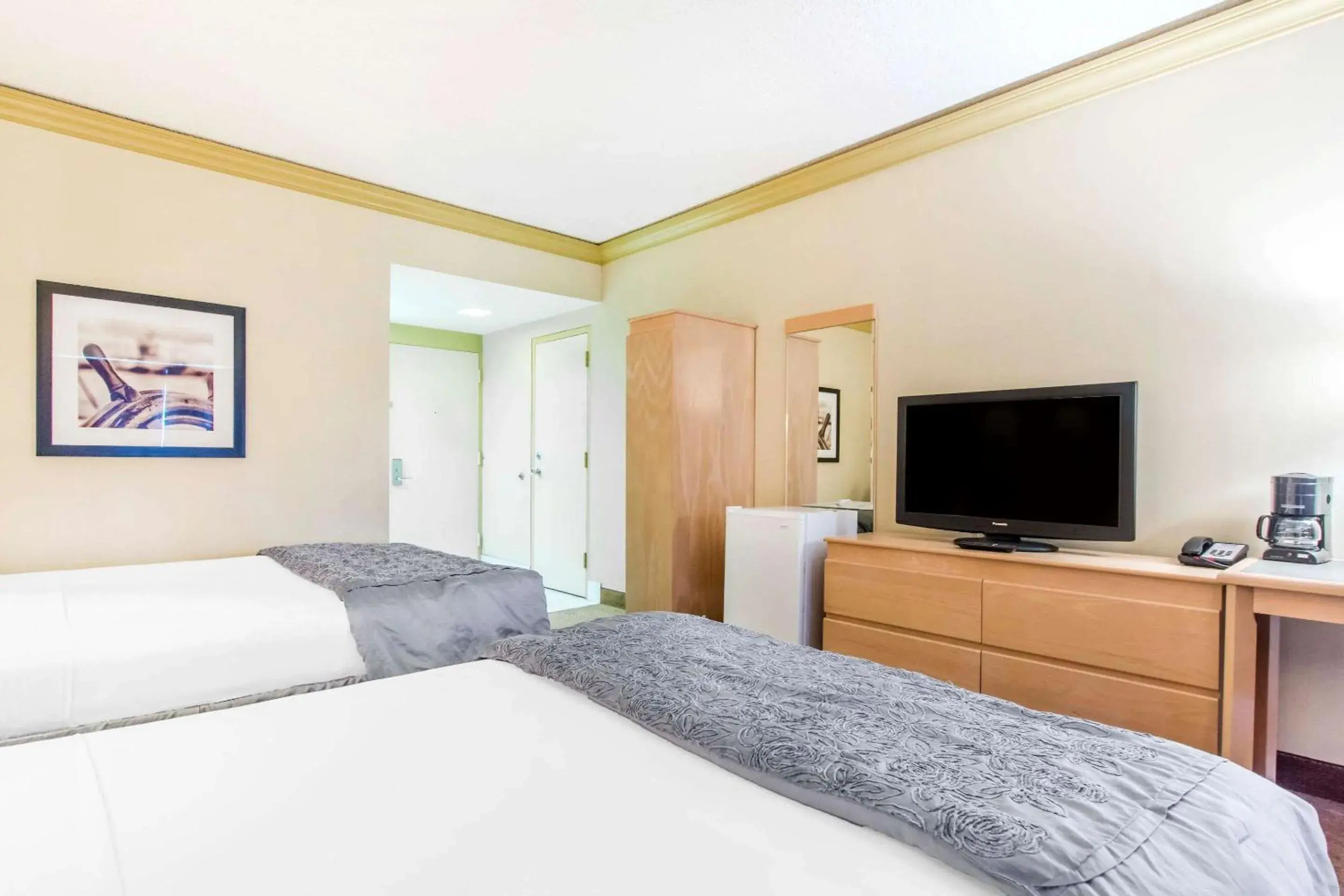 Photo of the whole room, Bed in Travelodge by Wyndham Trois-Rivieres