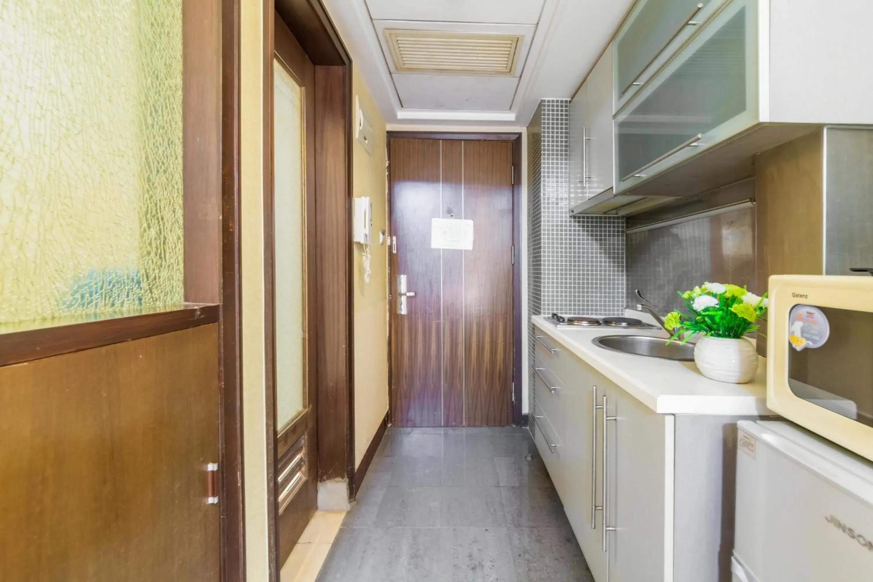 Kitchen or kitchenette, Kitchen/Kitchenette in Shanghai Jiarong Hotel Apartment