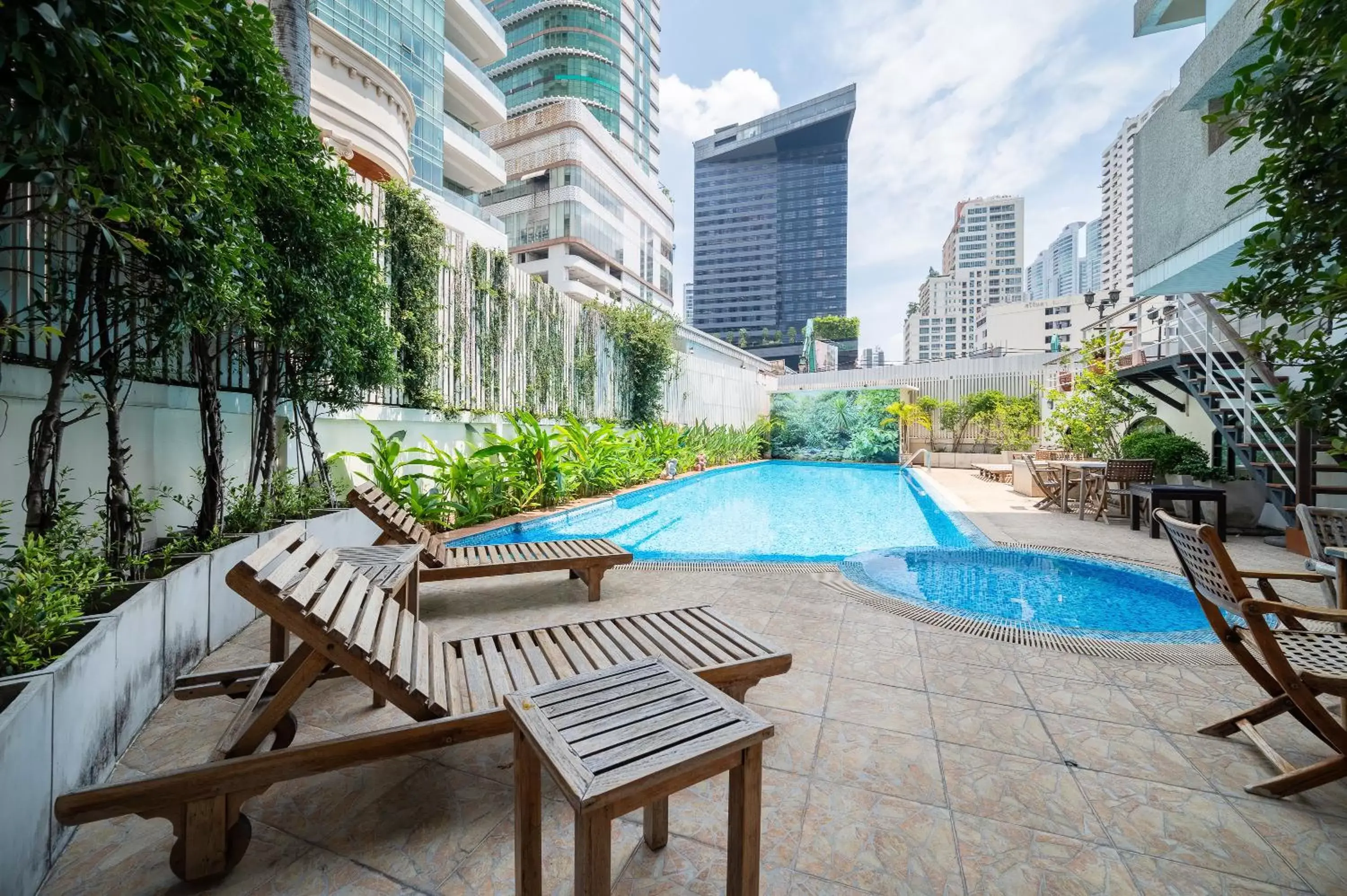 Patio, Swimming Pool in Hotel Mermaid Bangkok