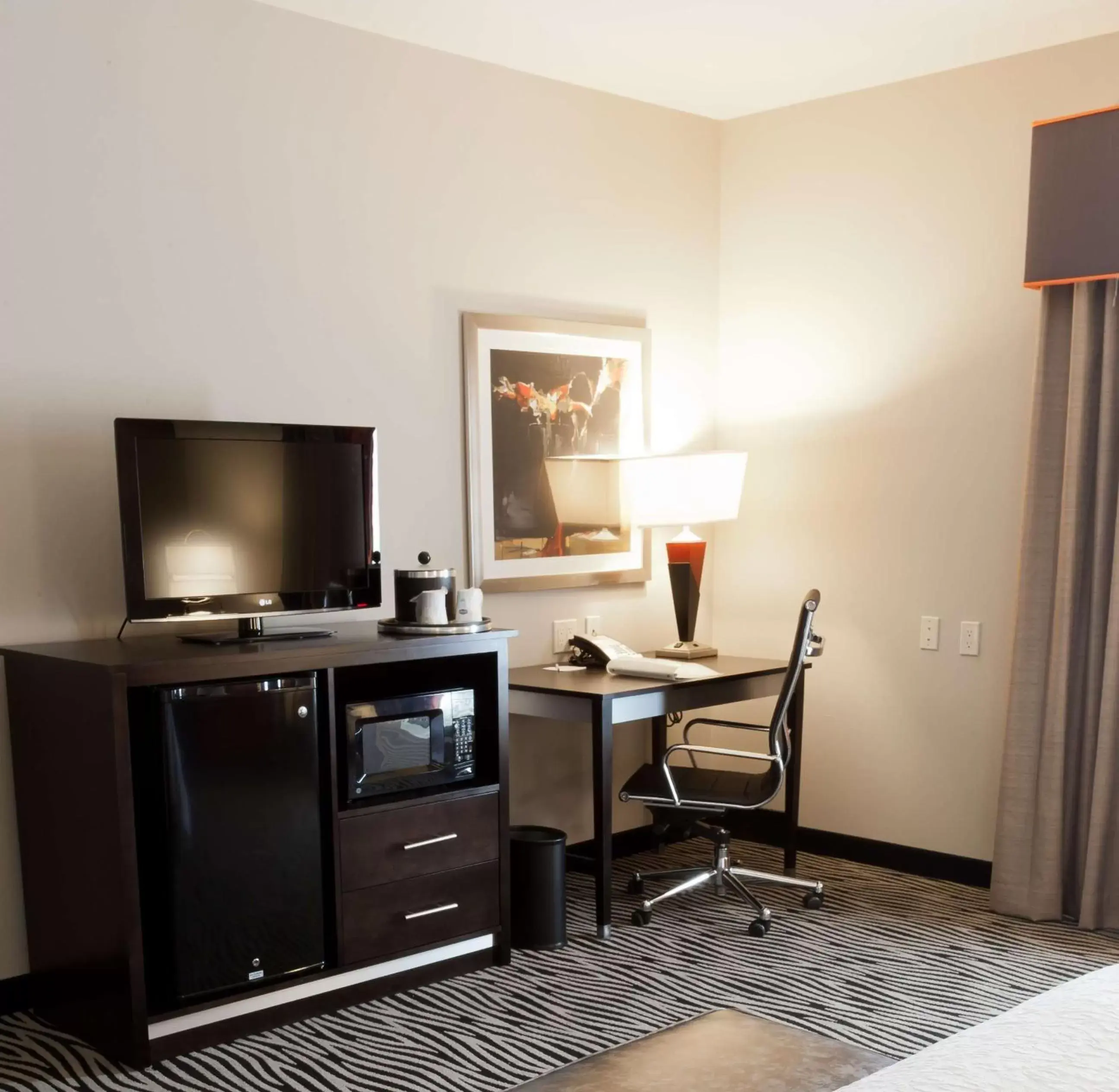 Bed, TV/Entertainment Center in Hampton Inn and Suites Tulsa Central