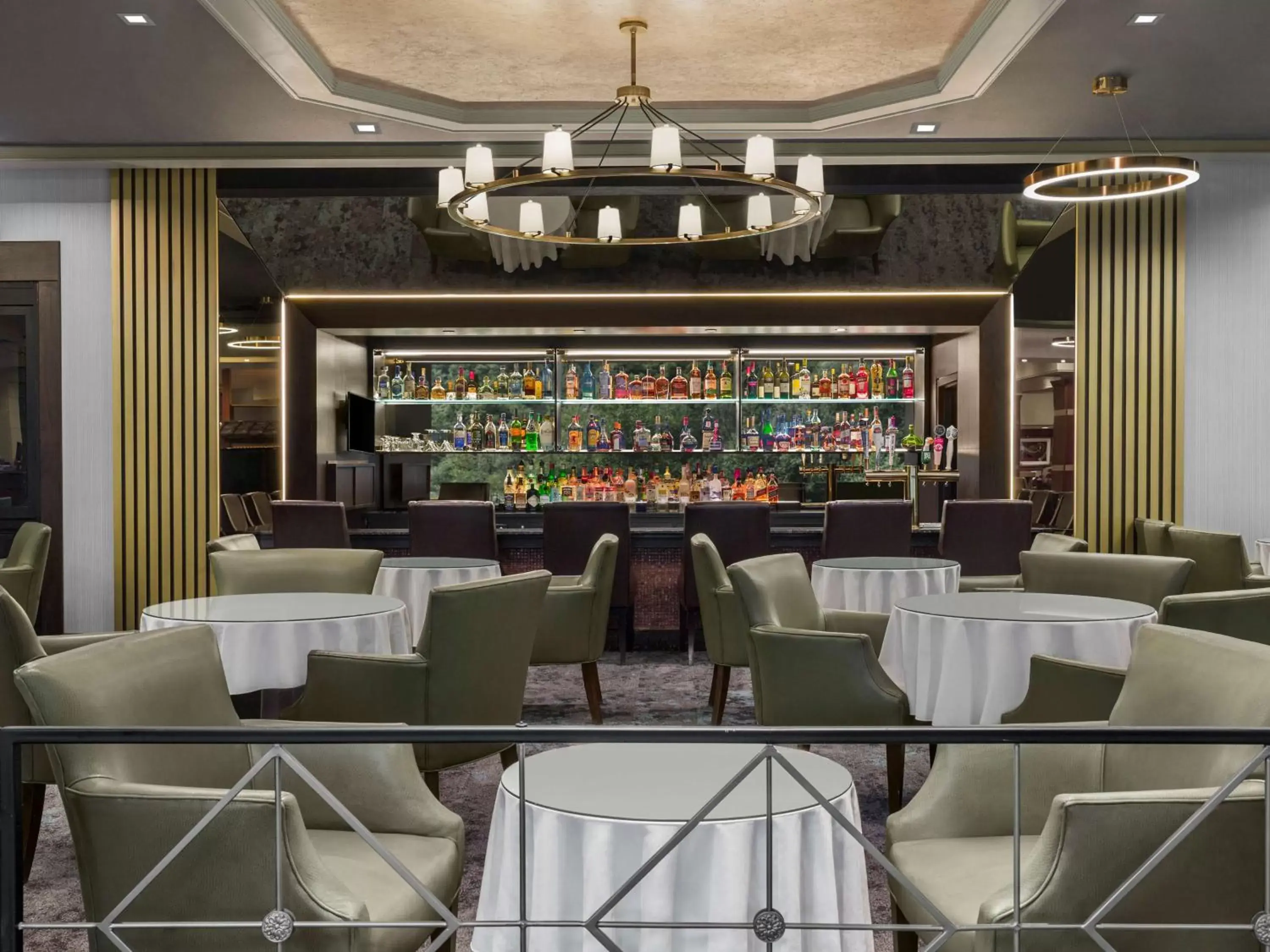 Lobby or reception, Lounge/Bar in DoubleTree by Hilton Fort Lee/George Washington Bridge