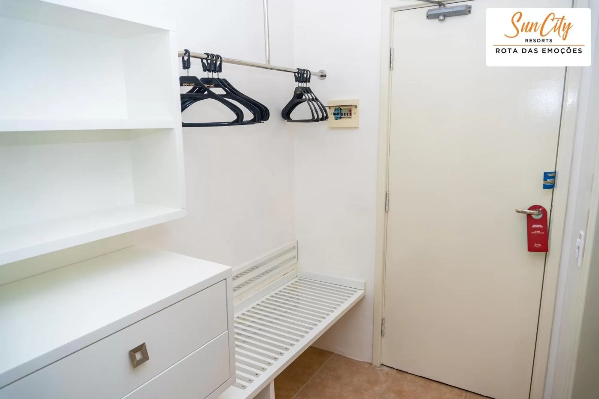 wardrobe in Sun City Rota das Emoções