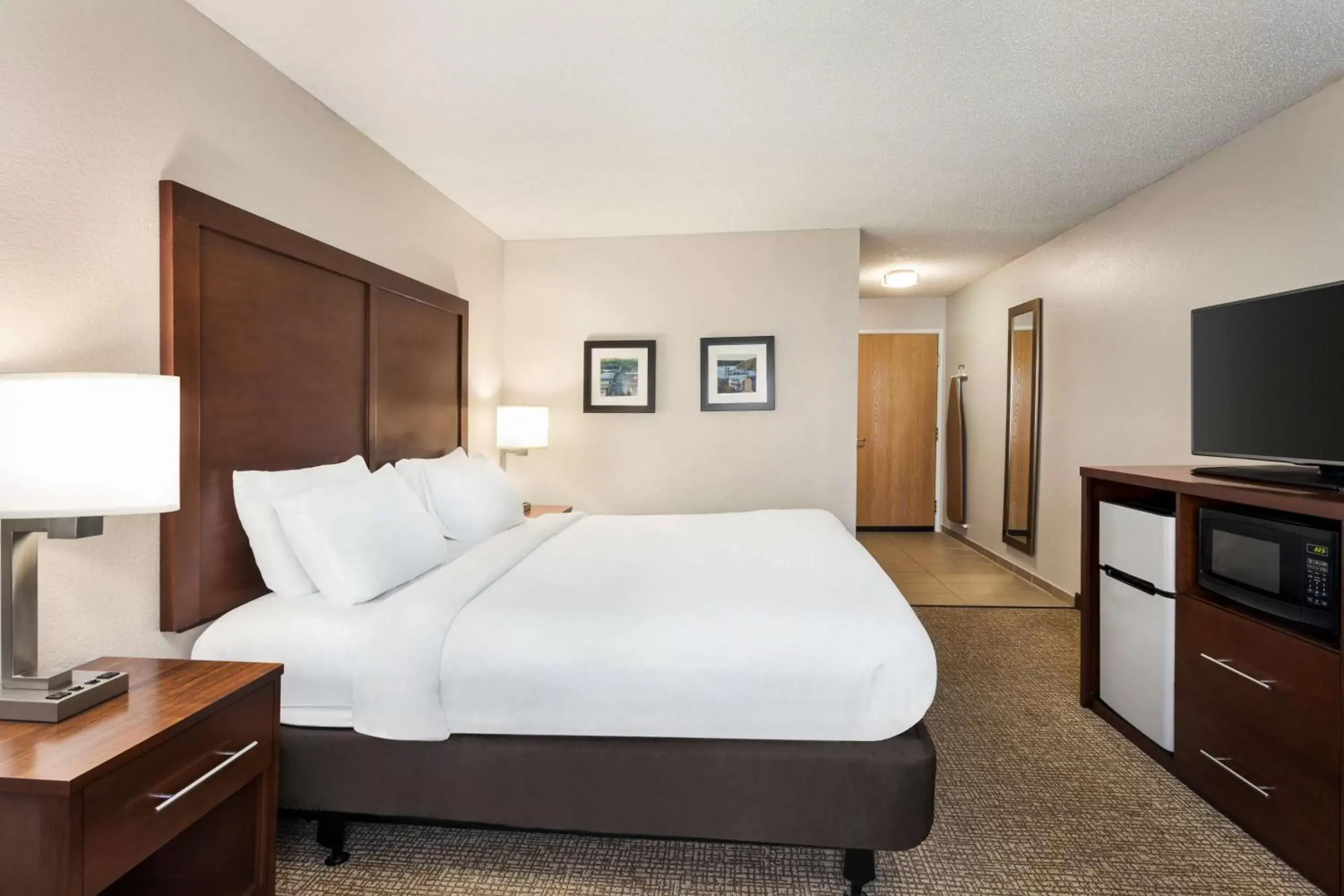 Bedroom, Bed in Country Inn & Suites by Radisson, Stillwater, MN