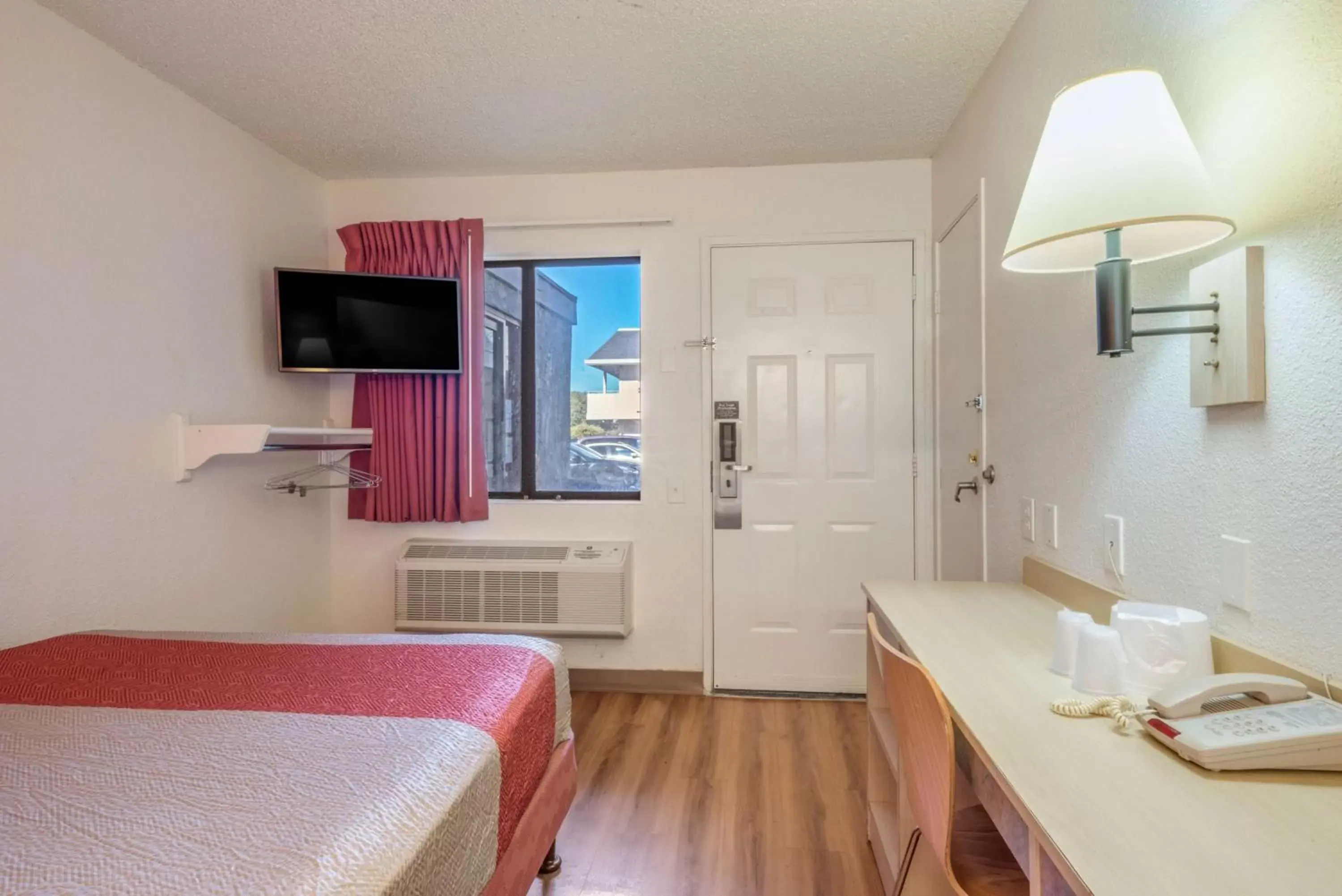 Bedroom, TV/Entertainment Center in Motel 6-Fairfield, CA - North