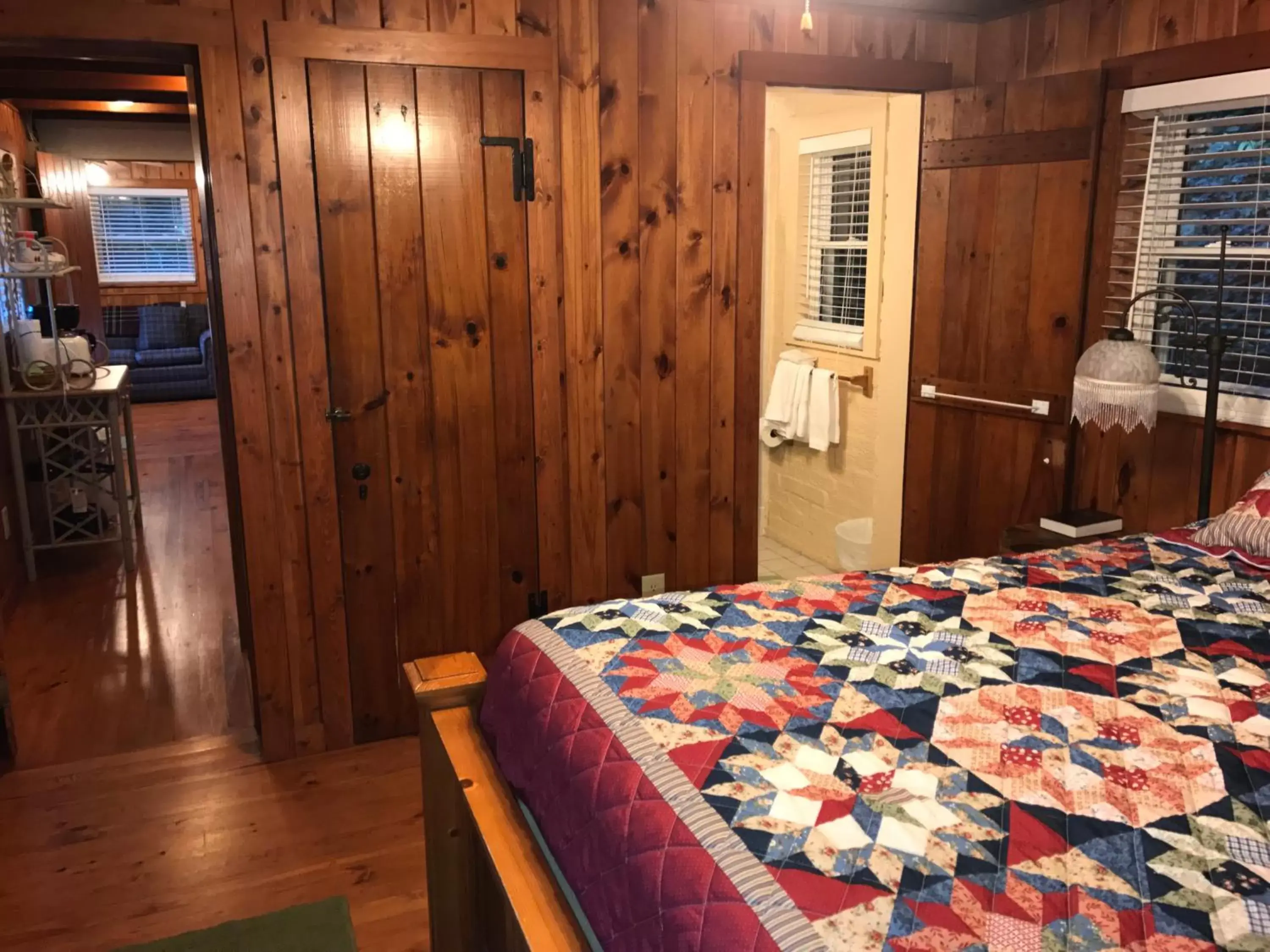 Bed in Mountain Aire Cottages & Inn