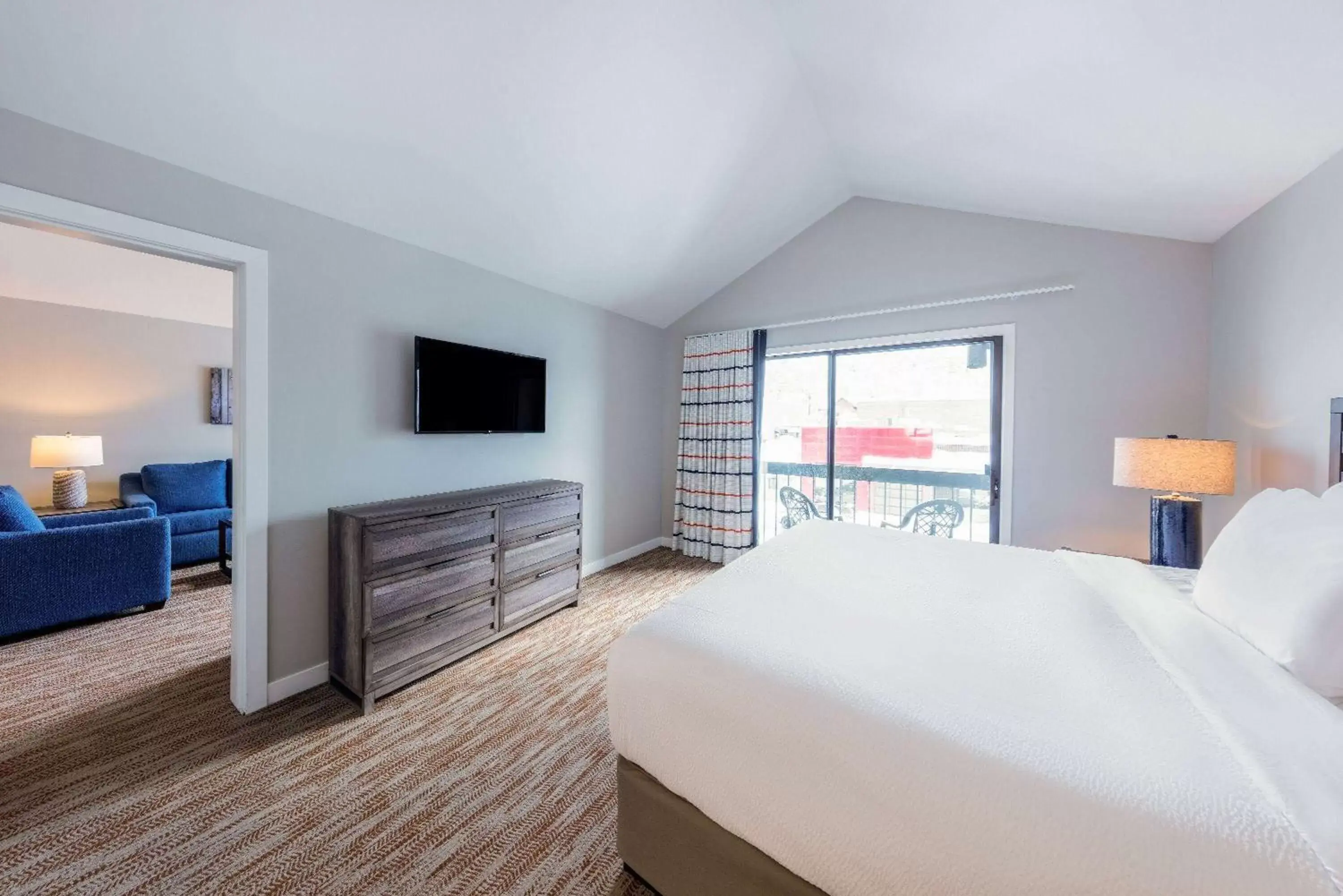 Bed, TV/Entertainment Center in Park Plaza Resort Park City, a Ramada by Wyndham