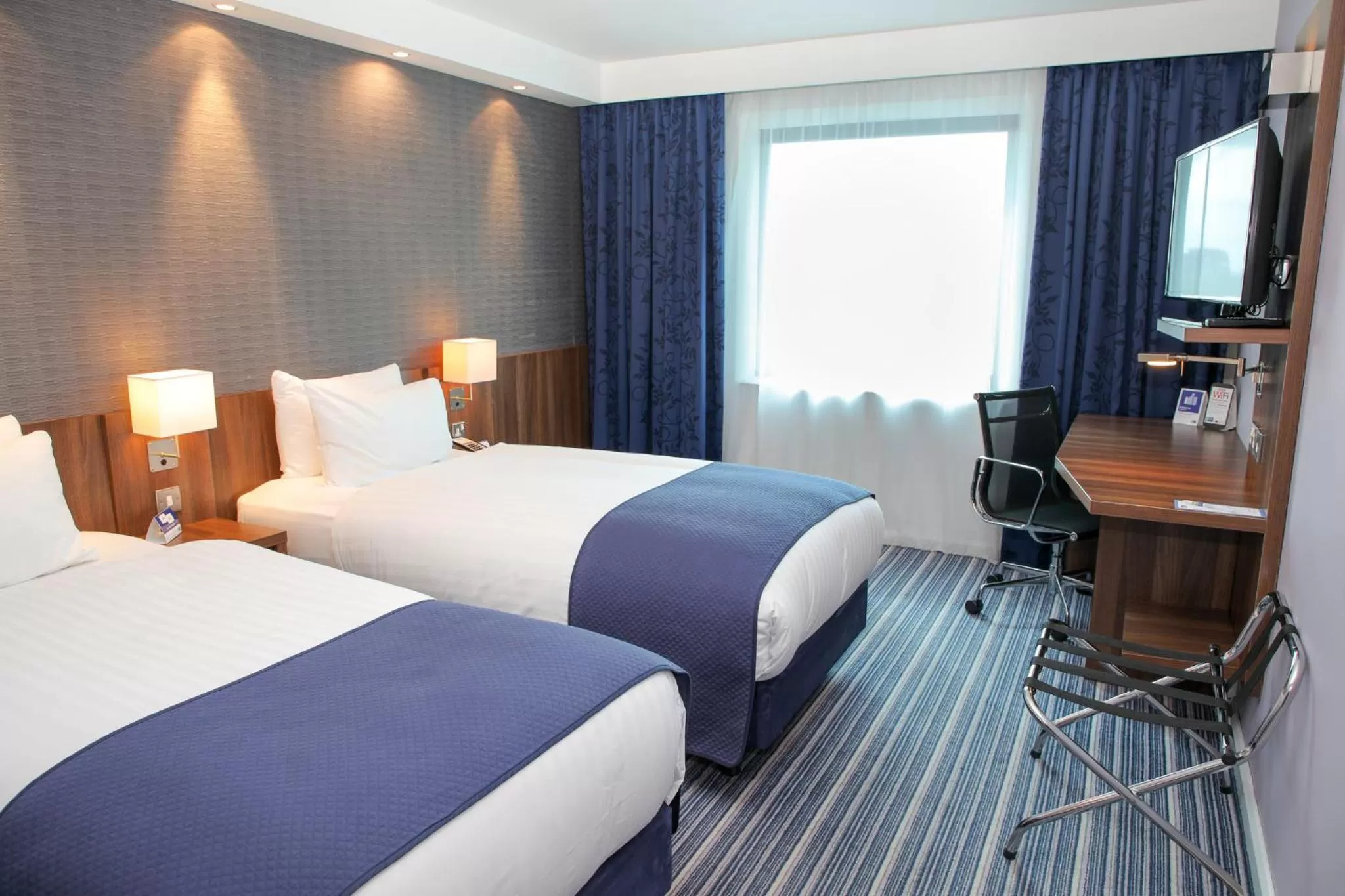 Photo of the whole room, Bed in Holiday Inn Express London Heathrow T5 by IHG