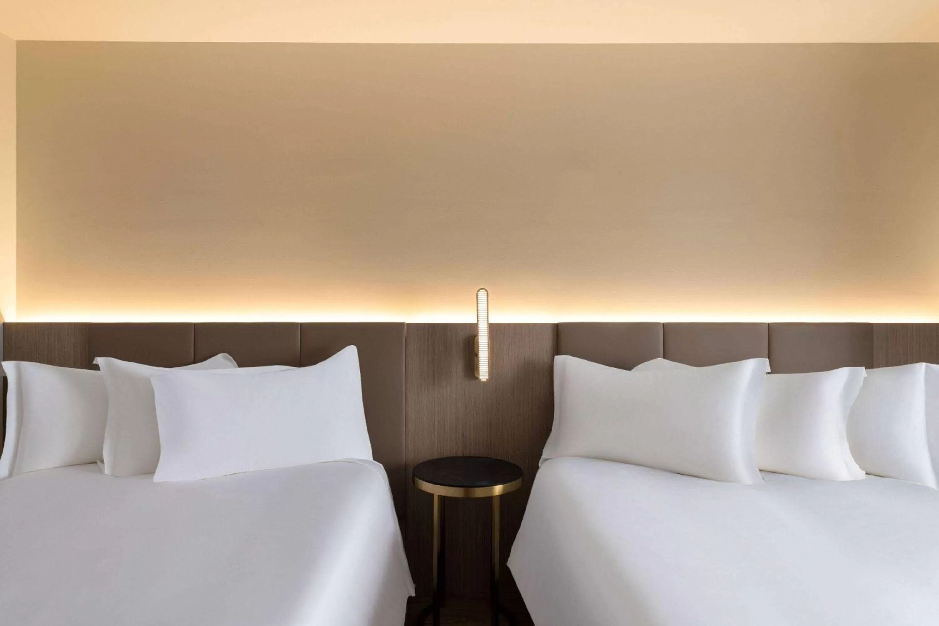 Photo of the whole room, Bed in Dolce by Wyndham Hollywood