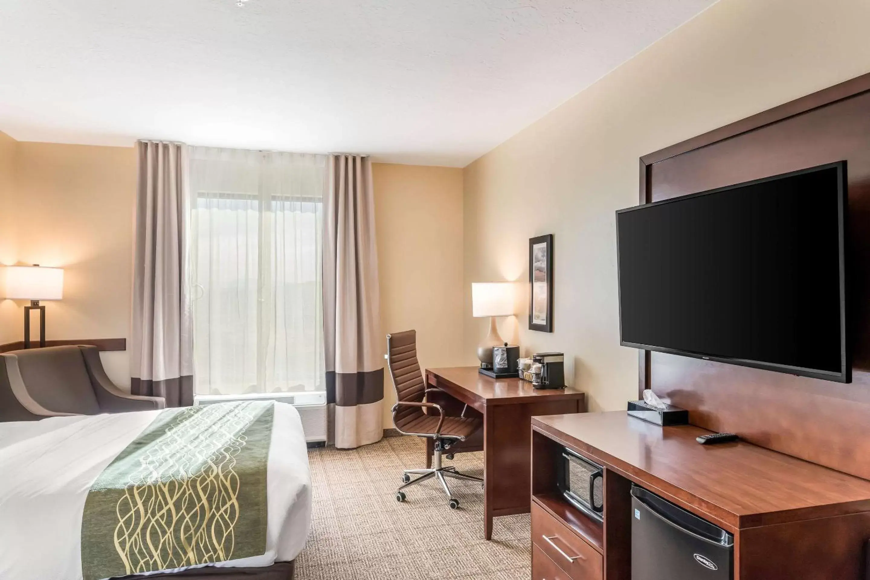 Photo of the whole room, TV/Entertainment Center in Comfort Inn & Suites Zion Park Area