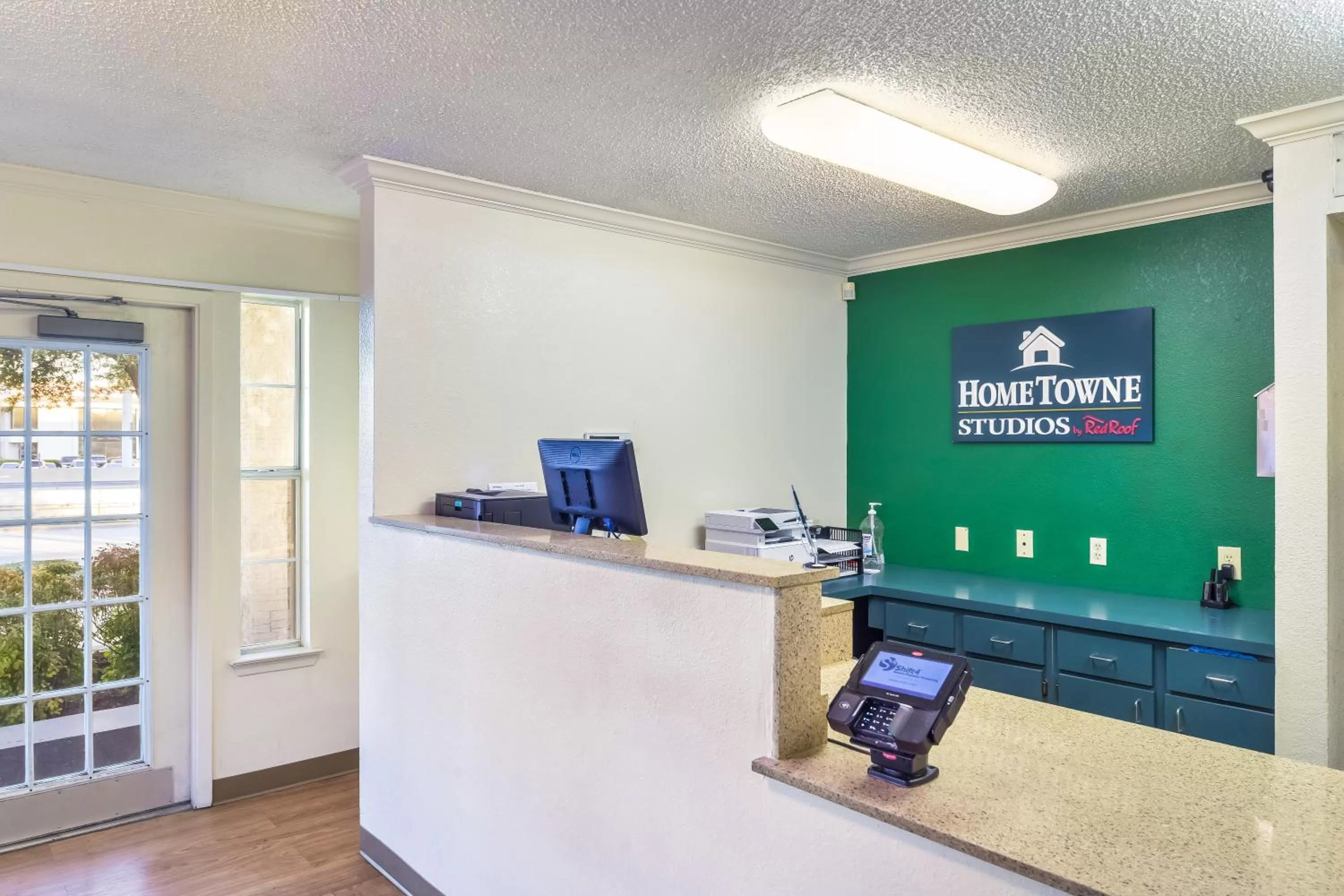 Lobby or reception in HomeTowne Studios by Red Roof Dallas - North Addison - Tollway