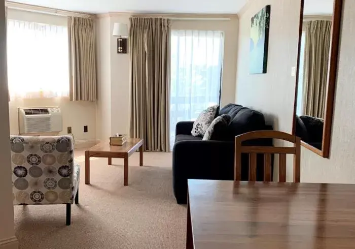 One Bedroom Queen Suite with Kitchenette in Coachman Inn Oak Harbor One Bedroom Queen Suite with Kitchenette in Coachman Inn Oak Harbor