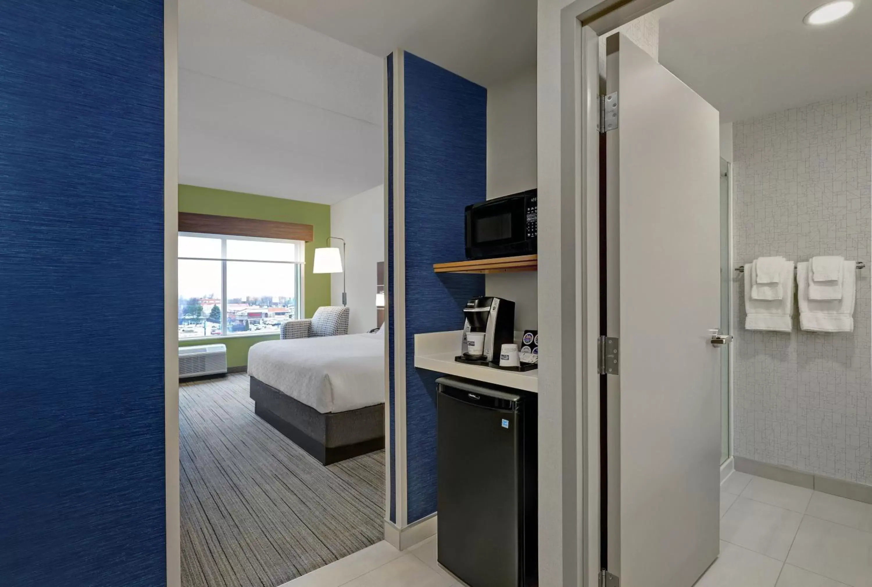 Photo of the whole room, Bed in Holiday Inn Express & Suites - Collingwood