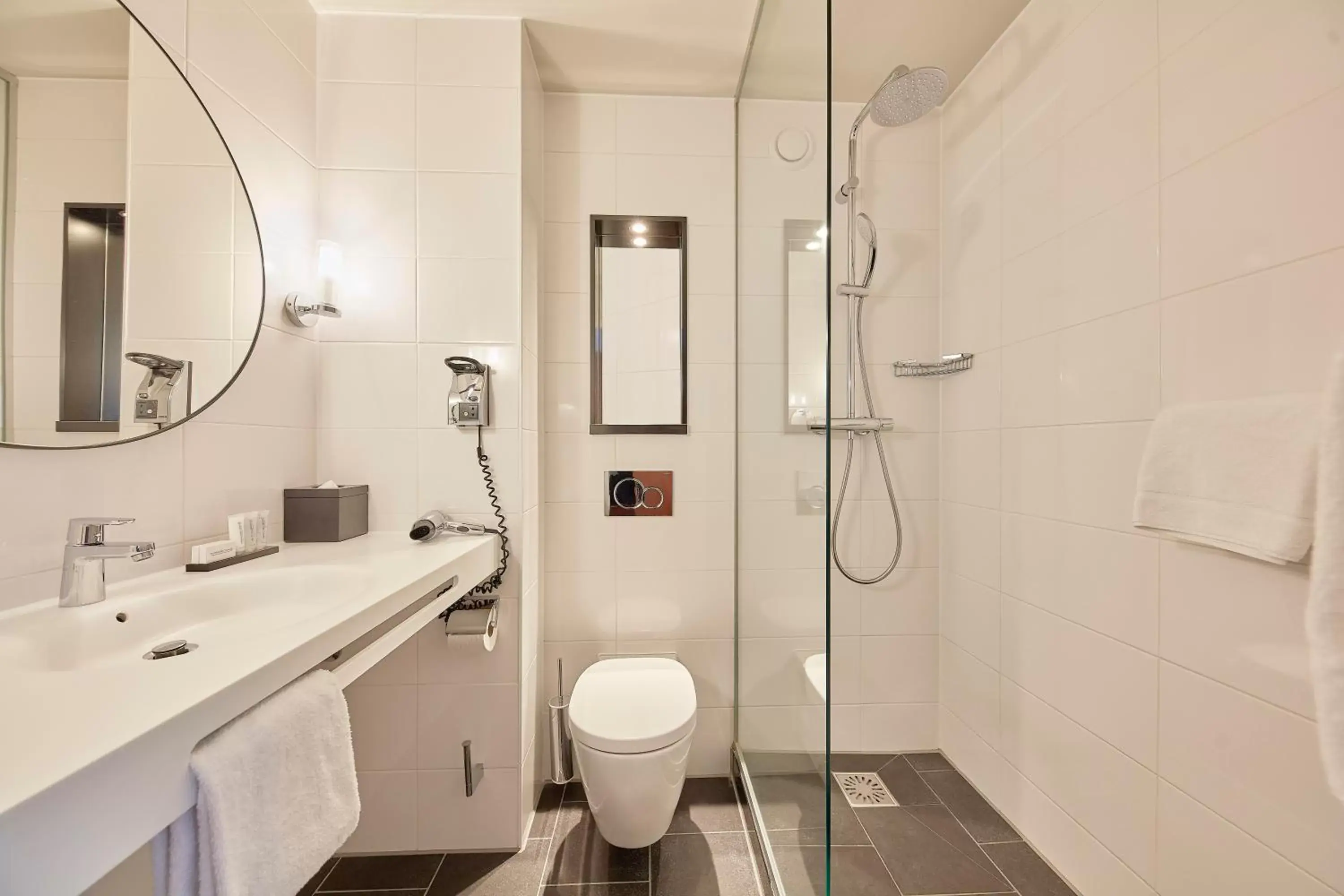 Shower, Bathroom in Carlton Square Hotel