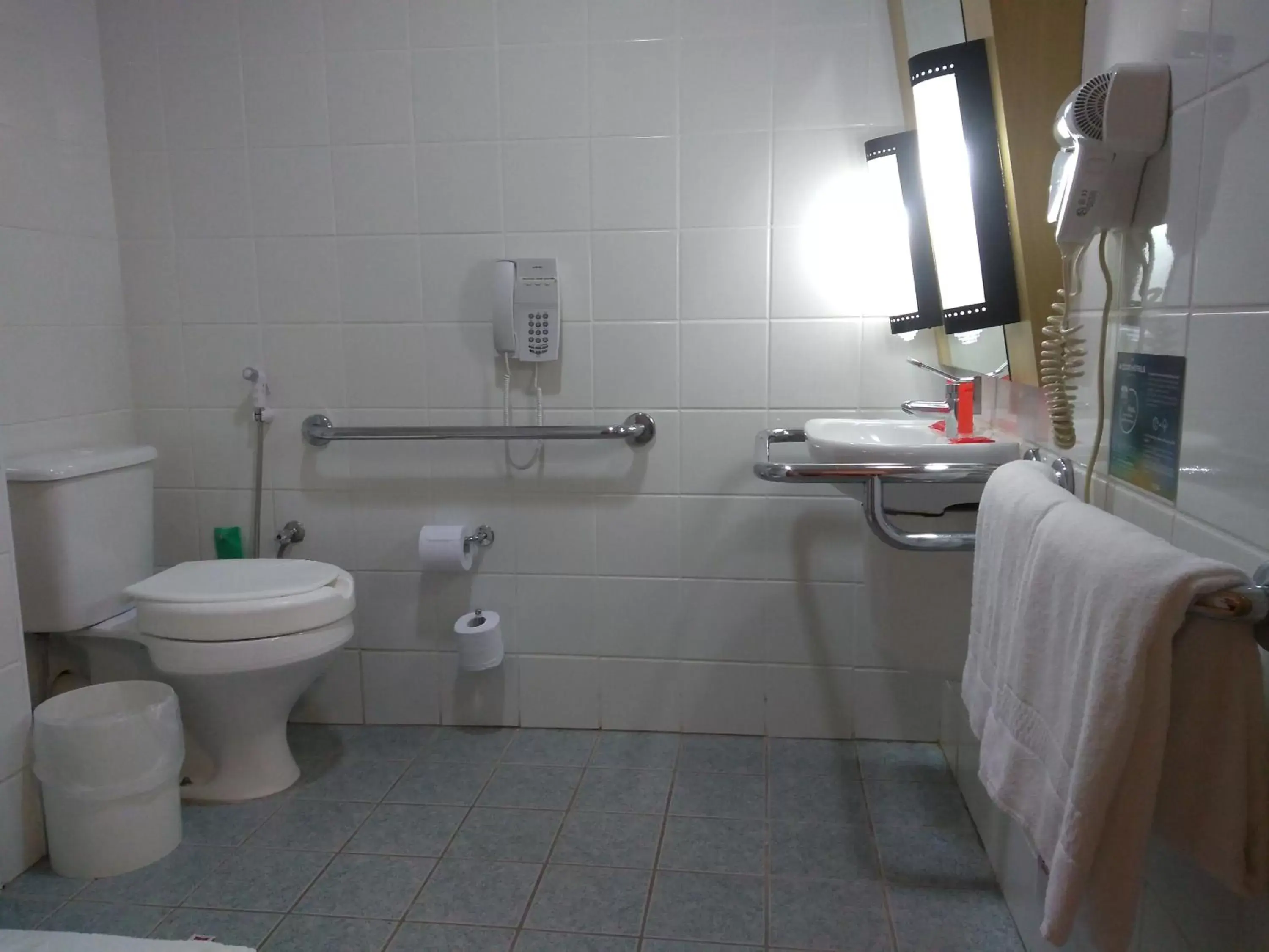 Bathroom in ibis Santos Gonzaga Praia