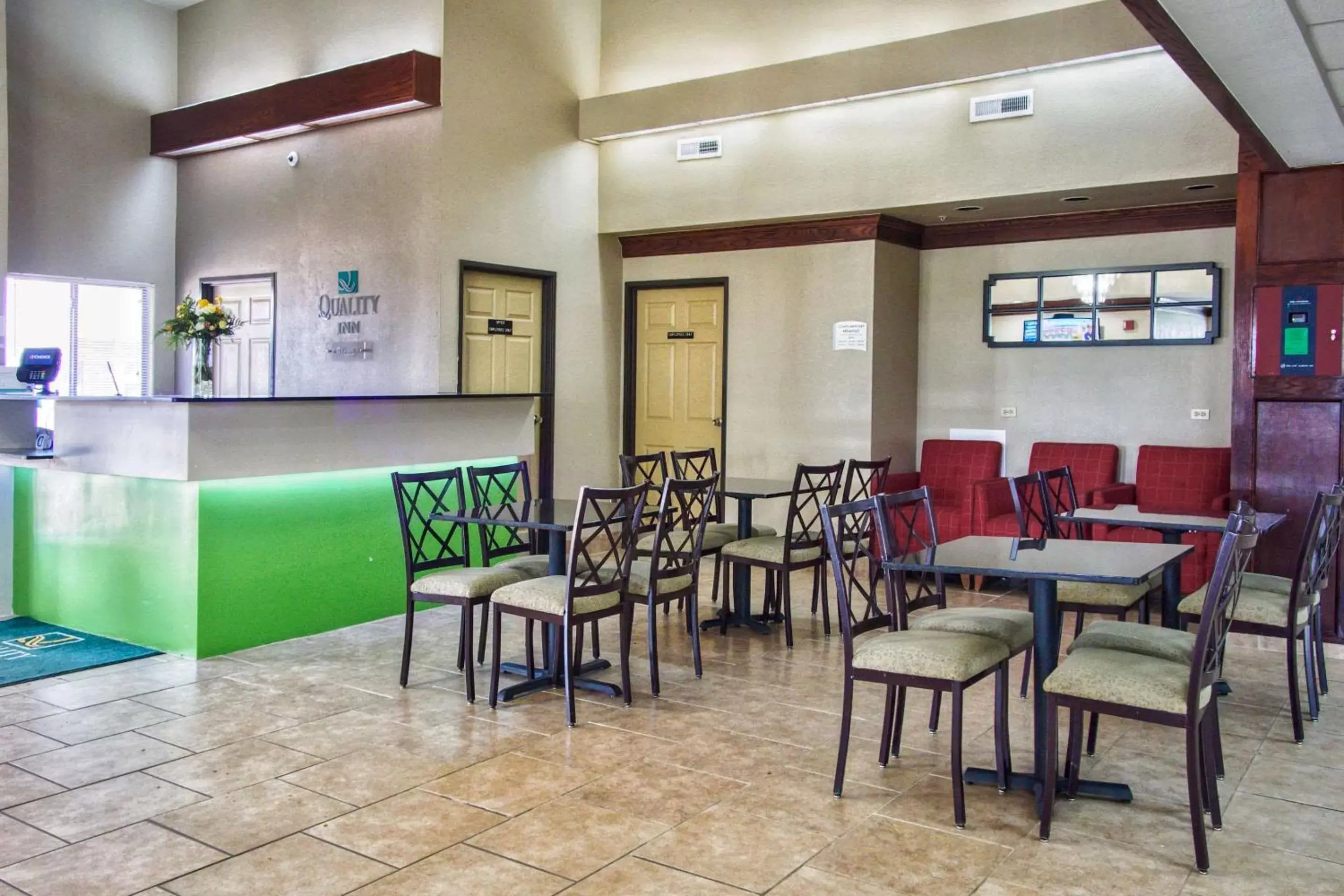 Lobby or reception, Restaurant/Places to Eat in Quality Inn Moore - Oklahoma City