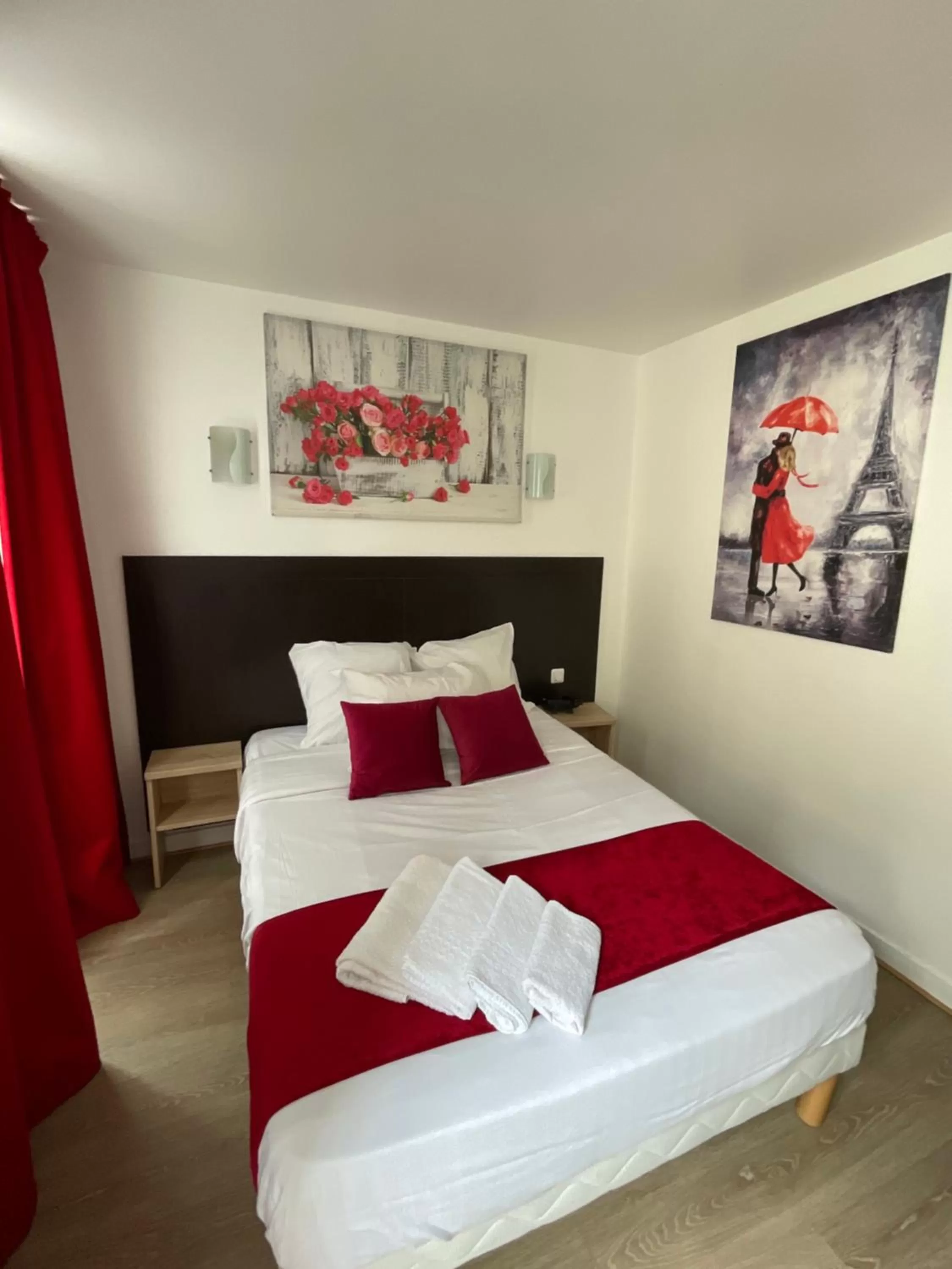 Bed in Hôtel de Bordeaux