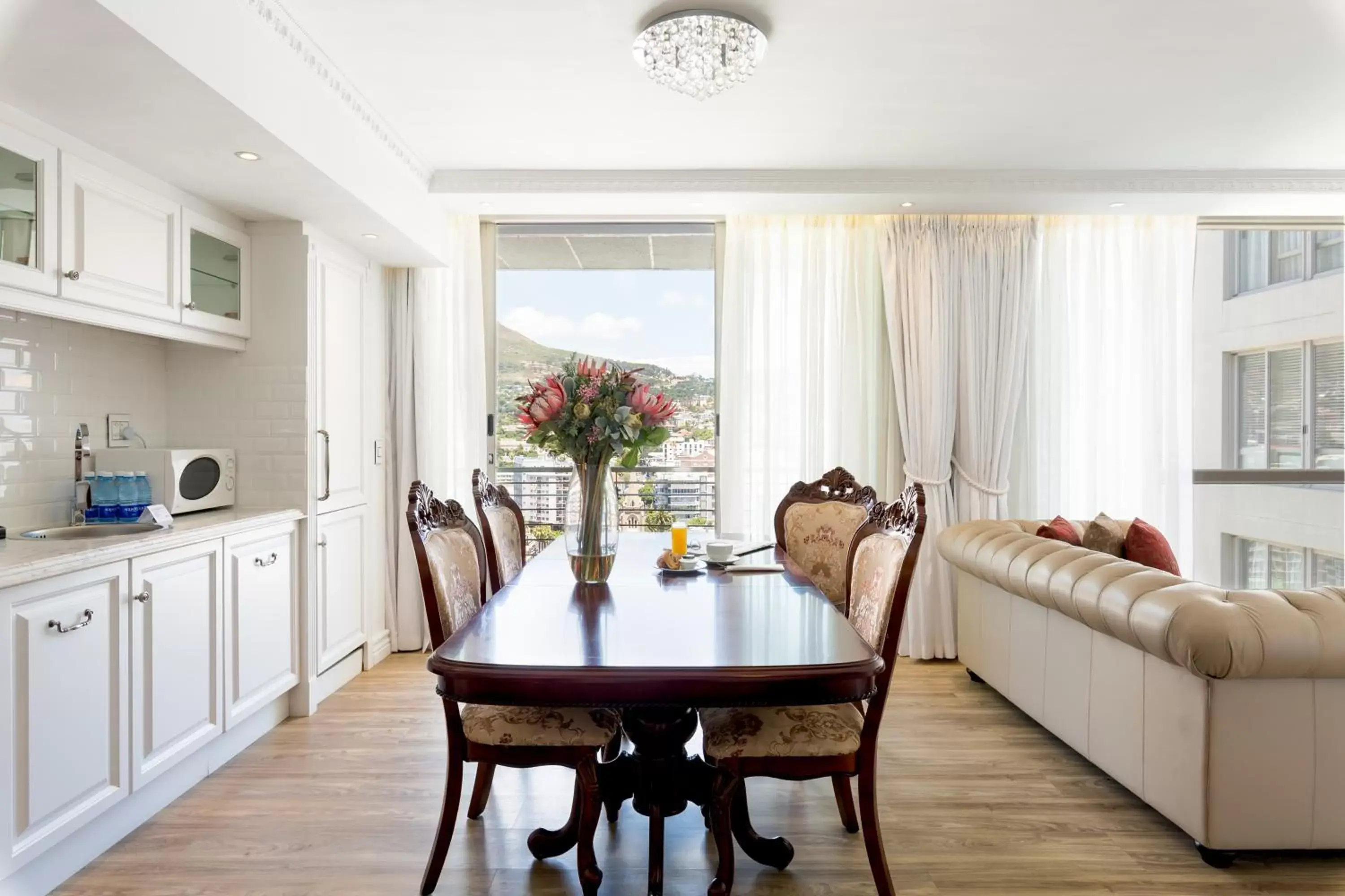 Kitchen or kitchenette, Dining Area in Pepperclub Hotel