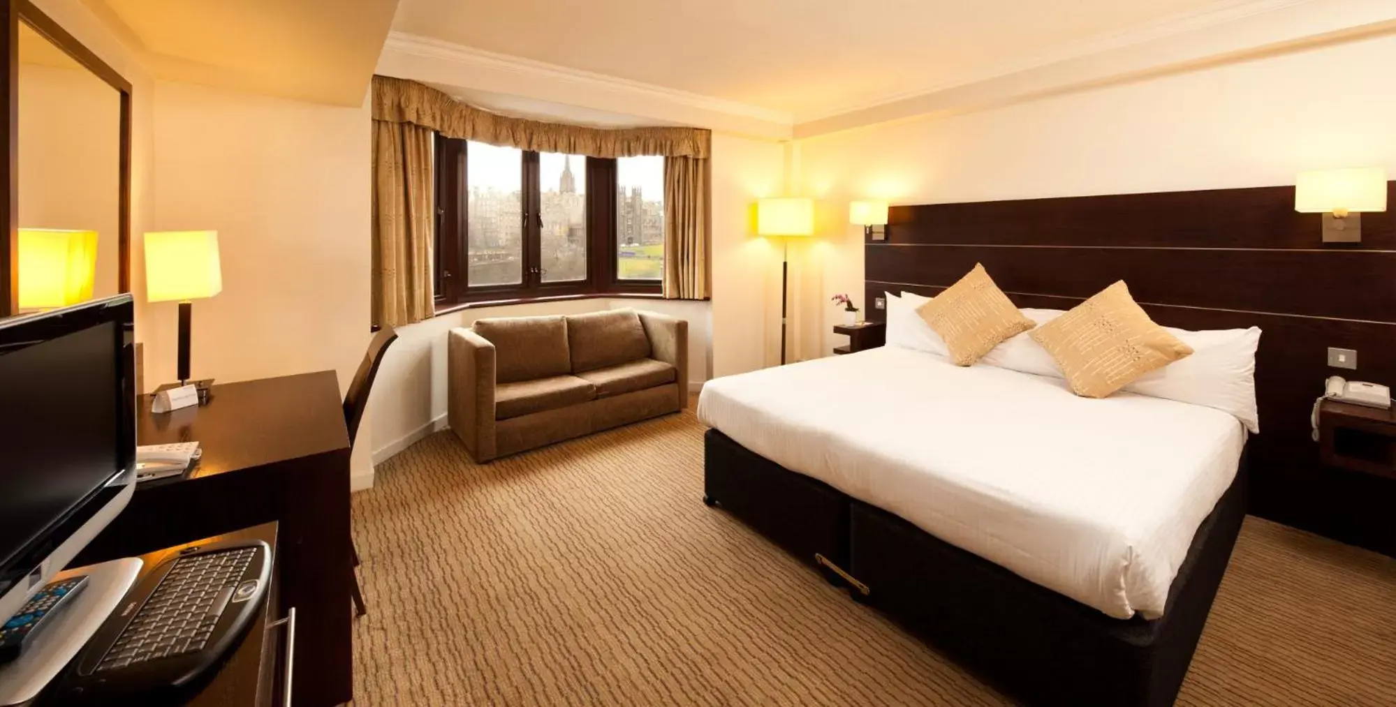 Photo of the whole room in Mercure Edinburgh City - Princes Street Hotel