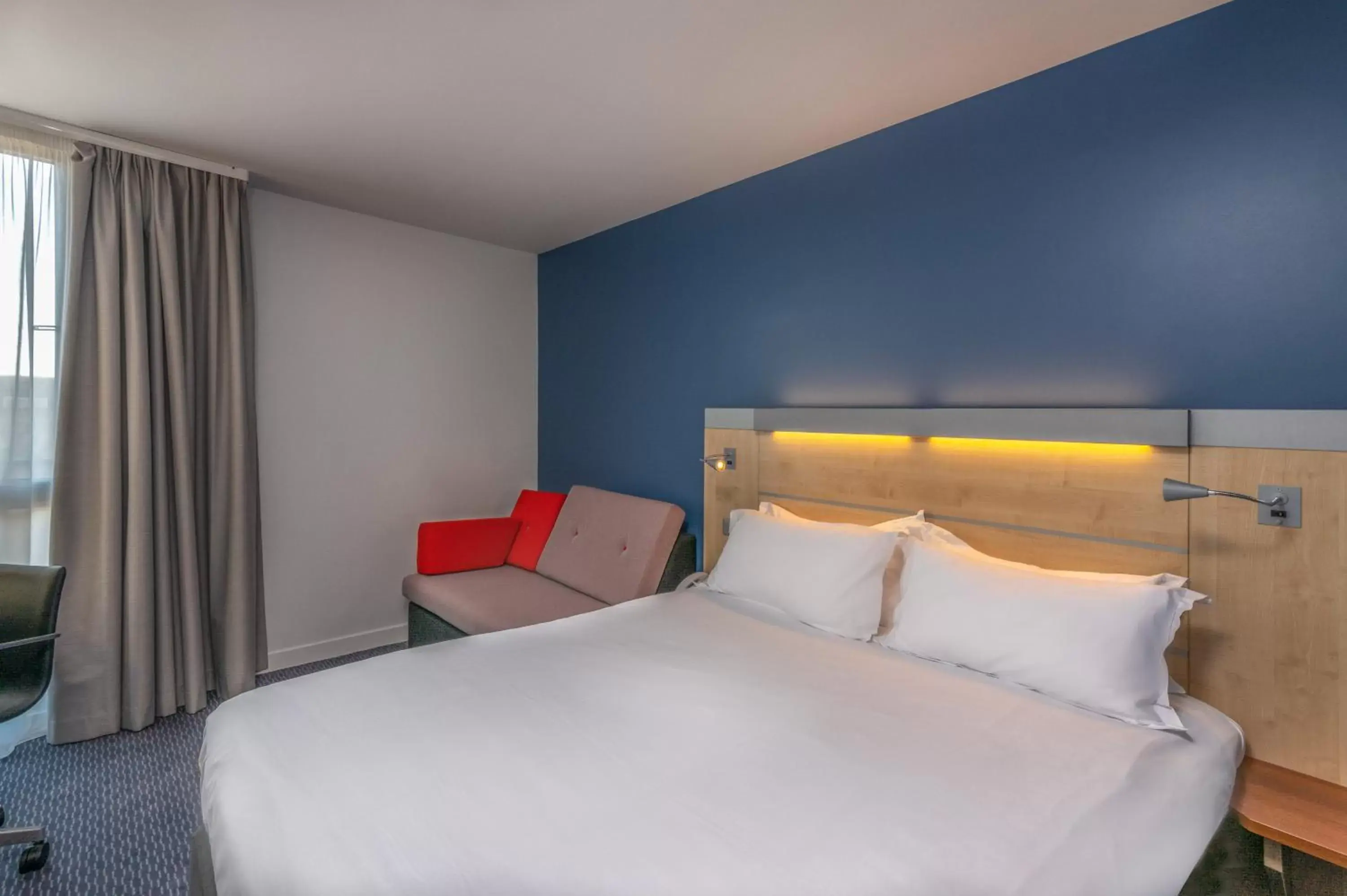 Photo of the whole room, Bed in Holiday Inn Express Saint-Nazaire, an IHG Hotel