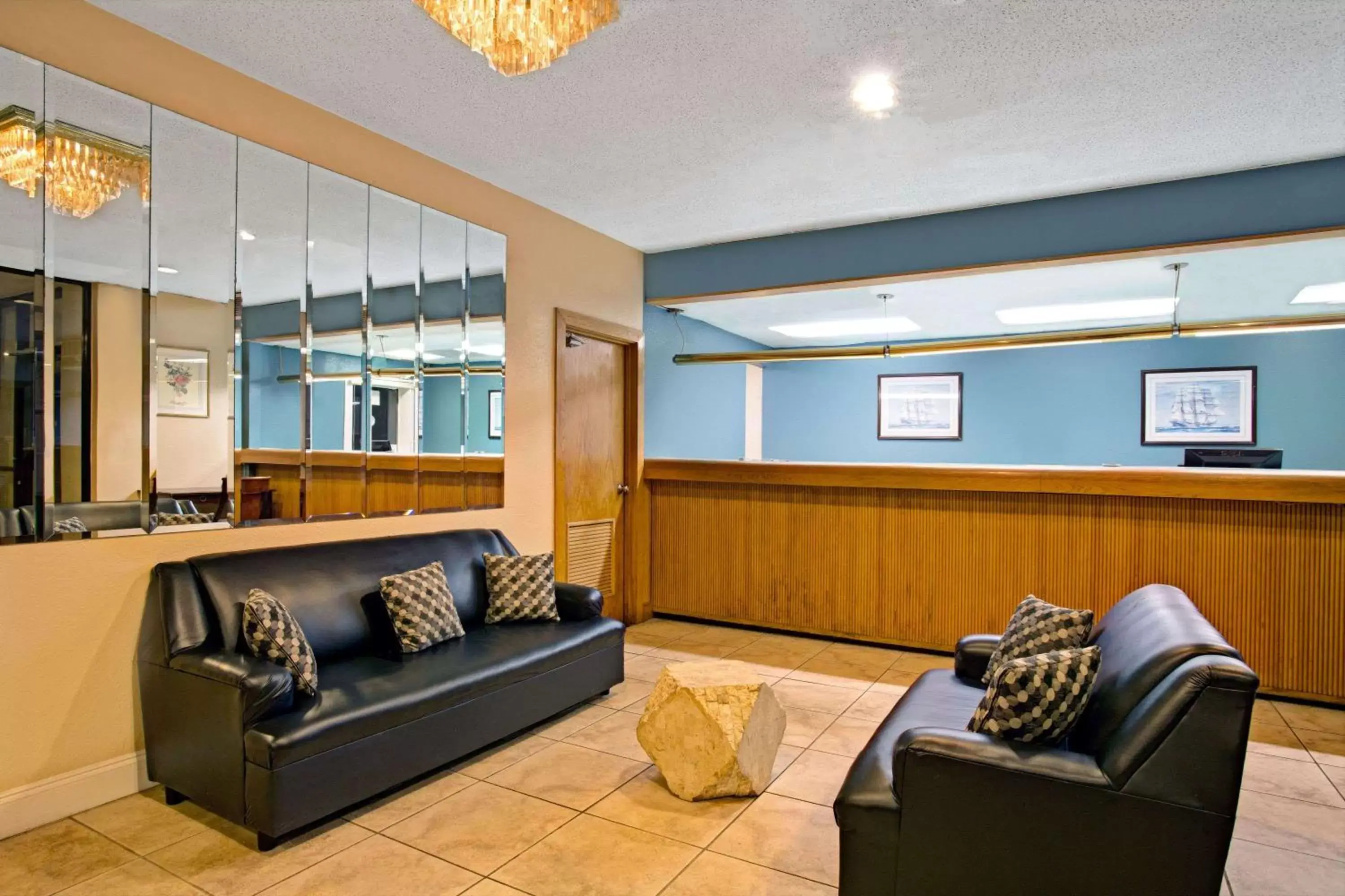 Lobby or reception, Seating Area in Super 8 by Wyndham Norfolk/Chesapeake Bay