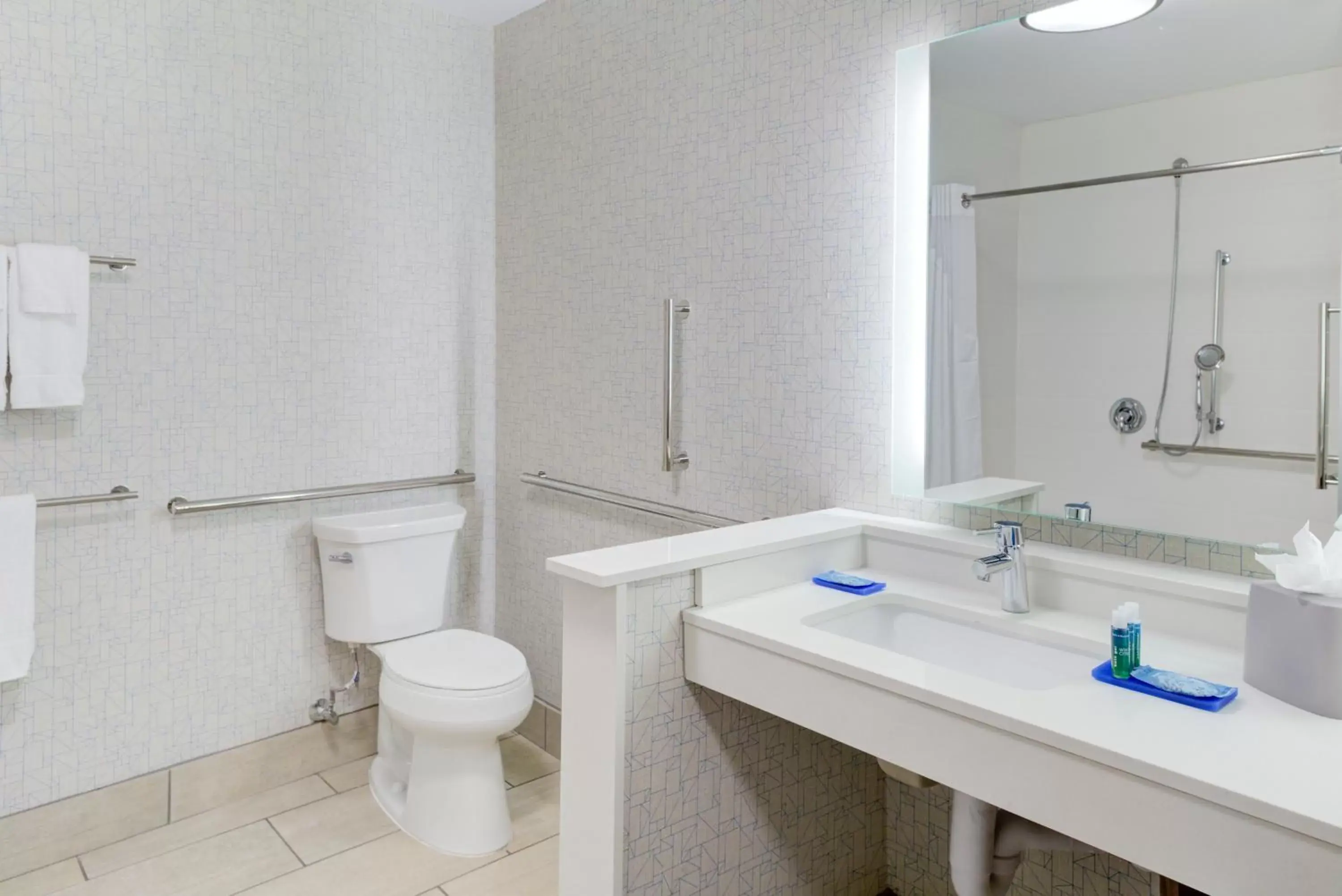Standard King Room with Mobility Accessible Roll-In Shower in Holiday Inn Express & Suites - King George - Dahlgren by IHG Standard King Room with Mobility Accessible Roll-In Shower in Holiday Inn Express & Suites - King George - Dahlgren by IHG