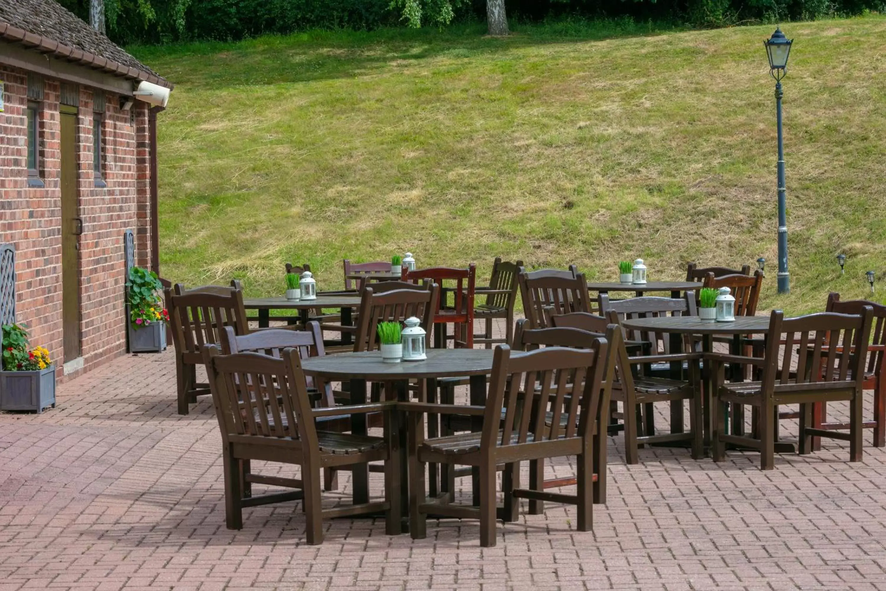 Patio, Restaurant/Places to Eat in Stratford Manor Hotel