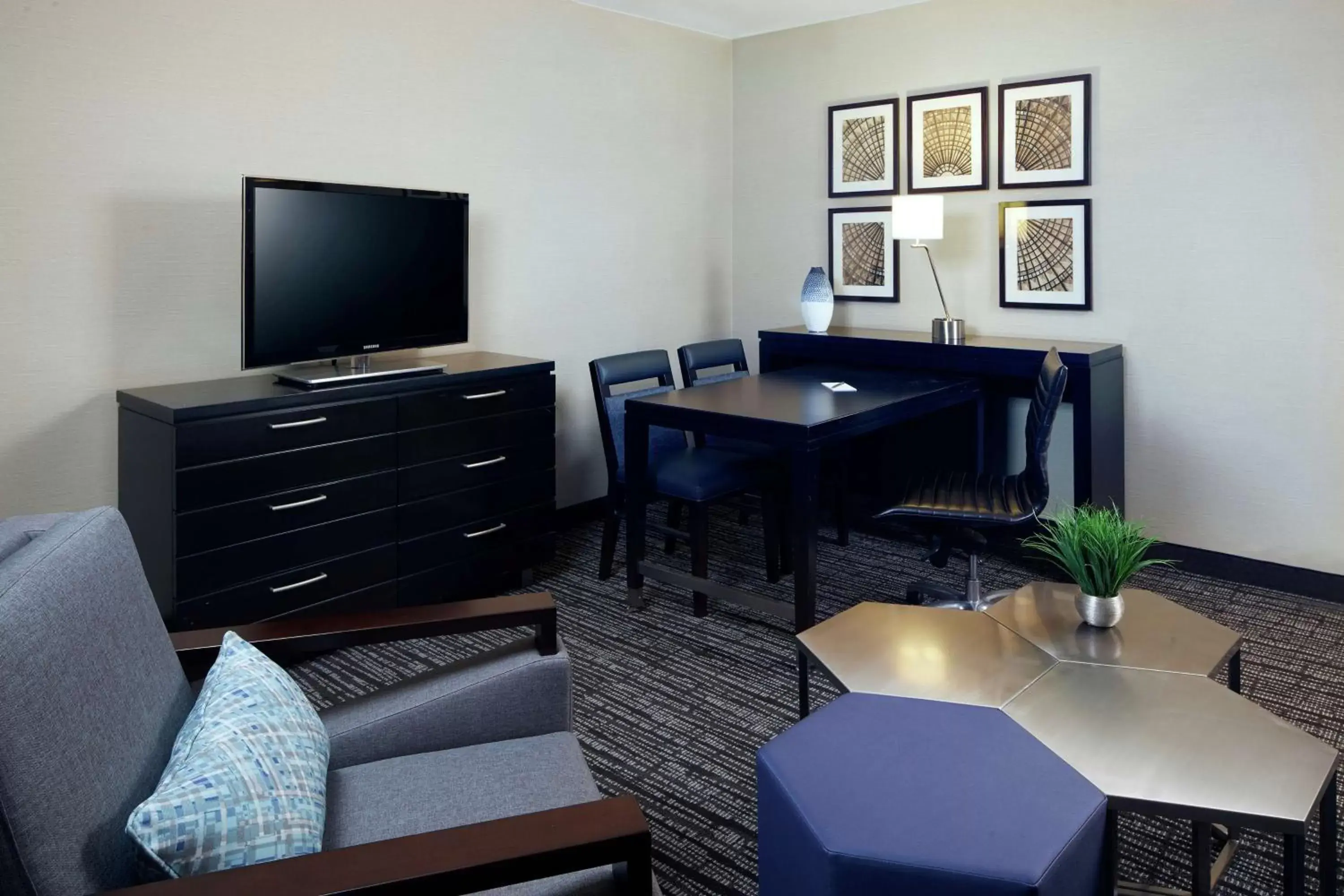 Bedroom, TV/Entertainment Center in Embassy Suites Los Angeles - International Airport/North