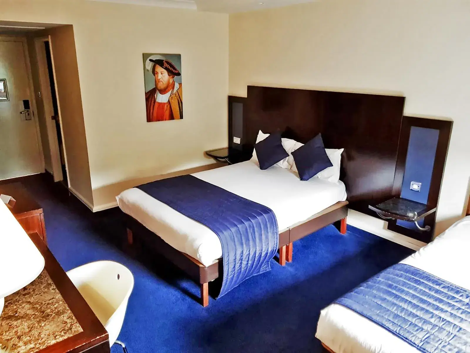 Bed in Britannia Edinburgh Hotel