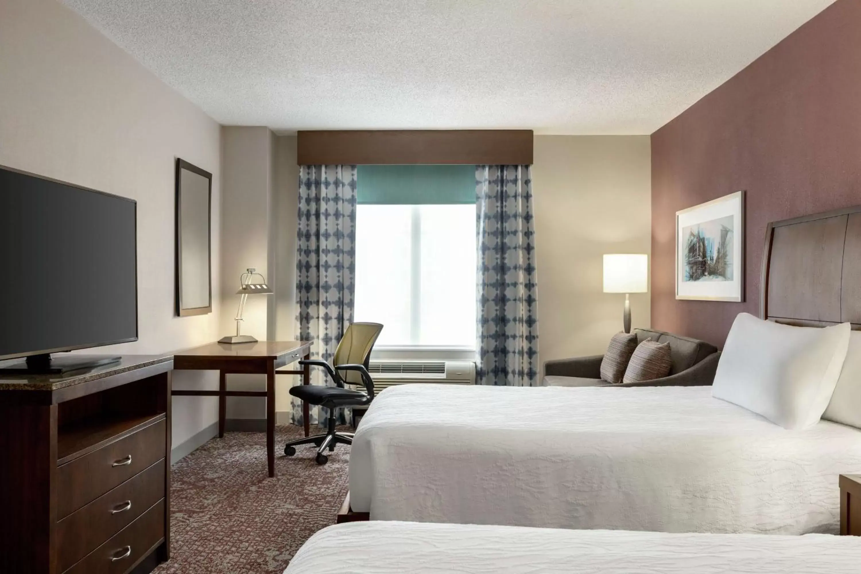 Bedroom, TV/Entertainment Center in Hilton Garden Inn Louisville Downtown