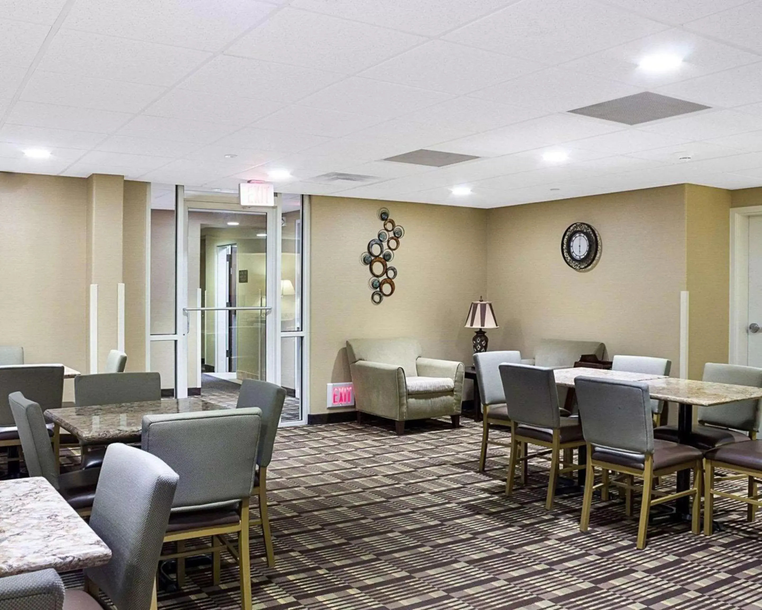 Restaurant/Places to Eat in MainStay Suites Bismarck