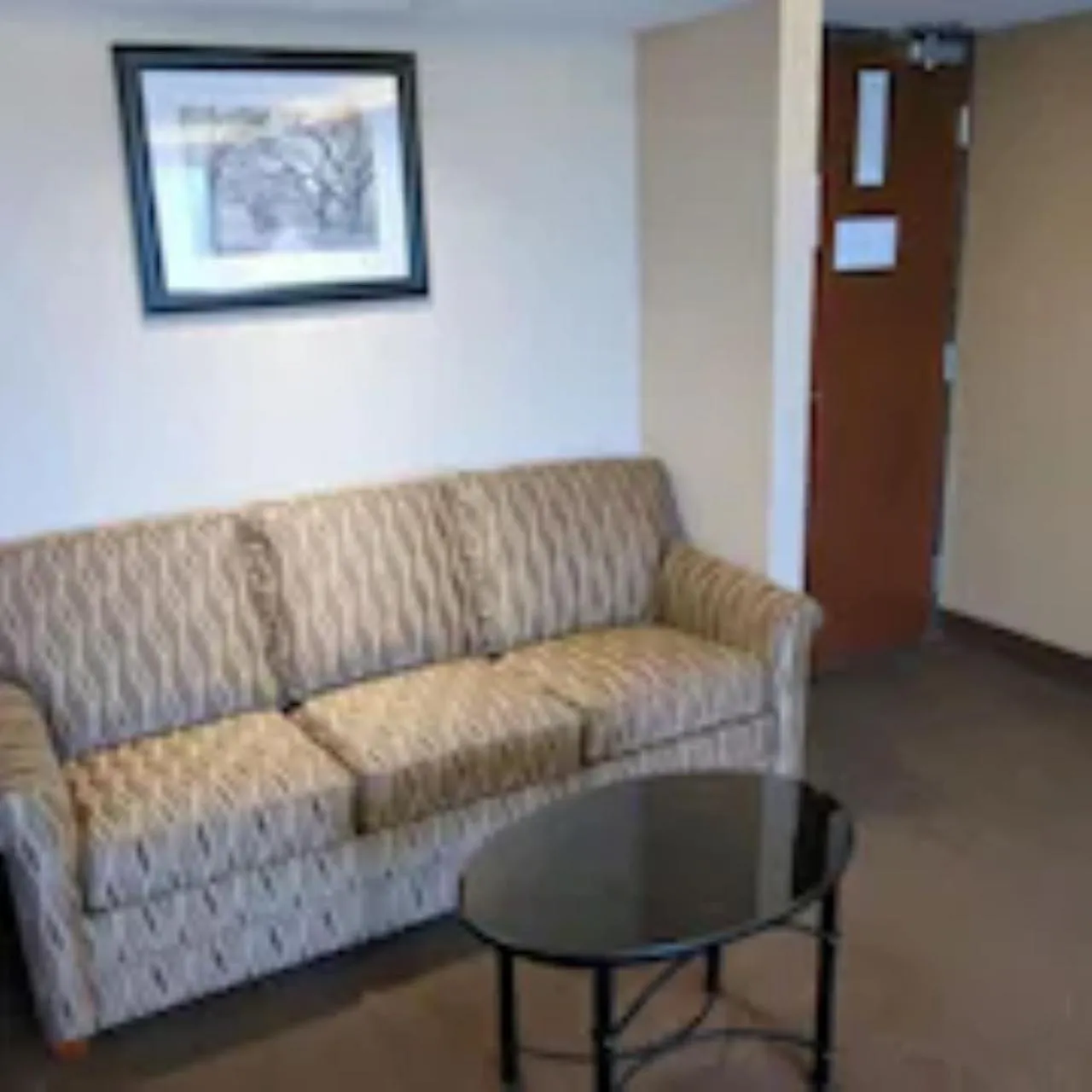 Seating area in Hotel Lotus Kansas City Merriam