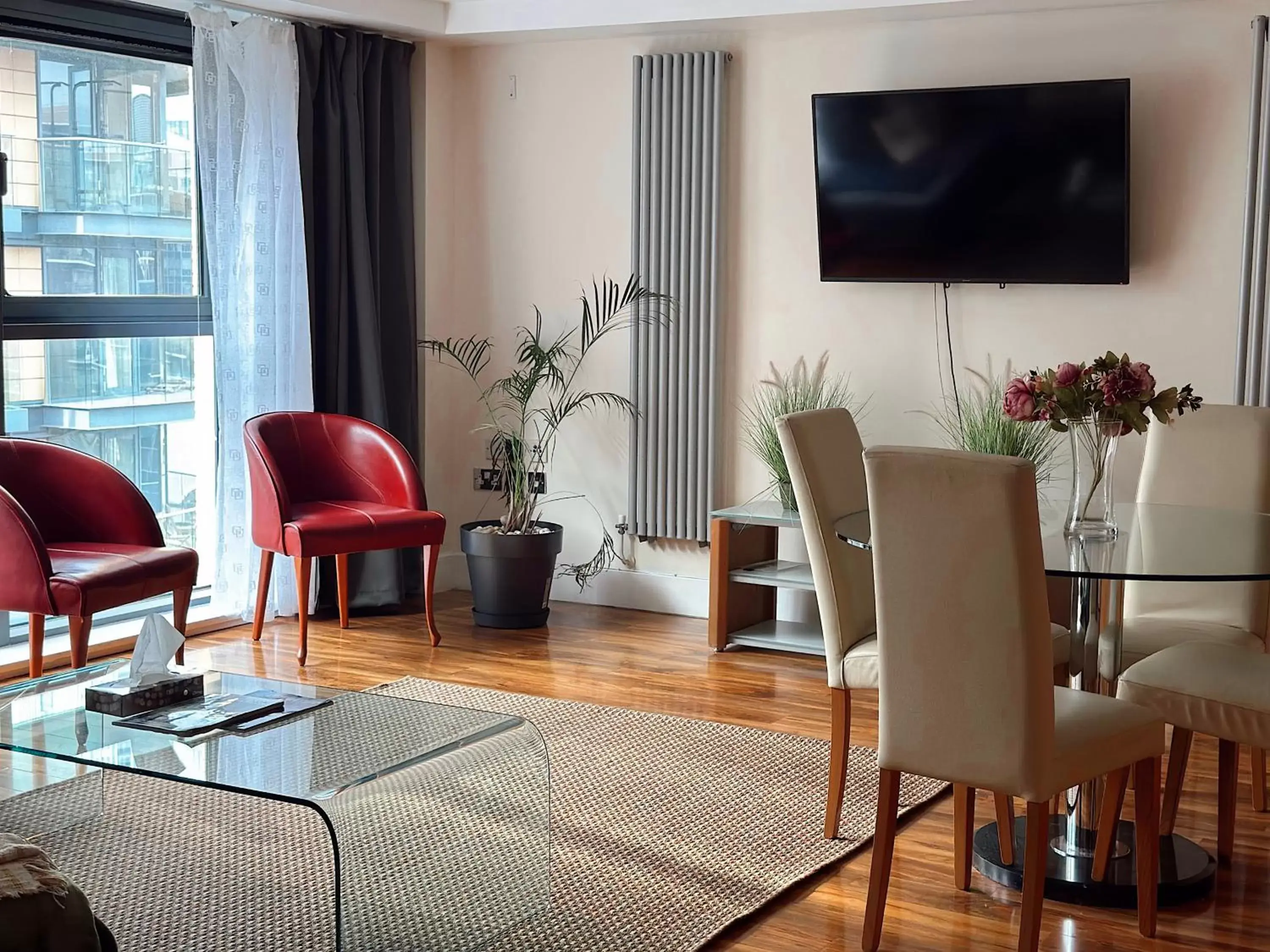 Communal lounge/ TV room, TV/Entertainment Center in Canary Wharf - Luxury Apartments