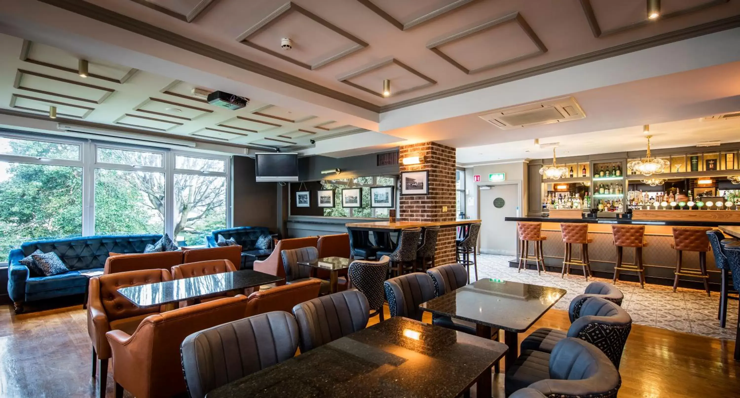 Dining area, Lounge/Bar in Sandymount Hotel